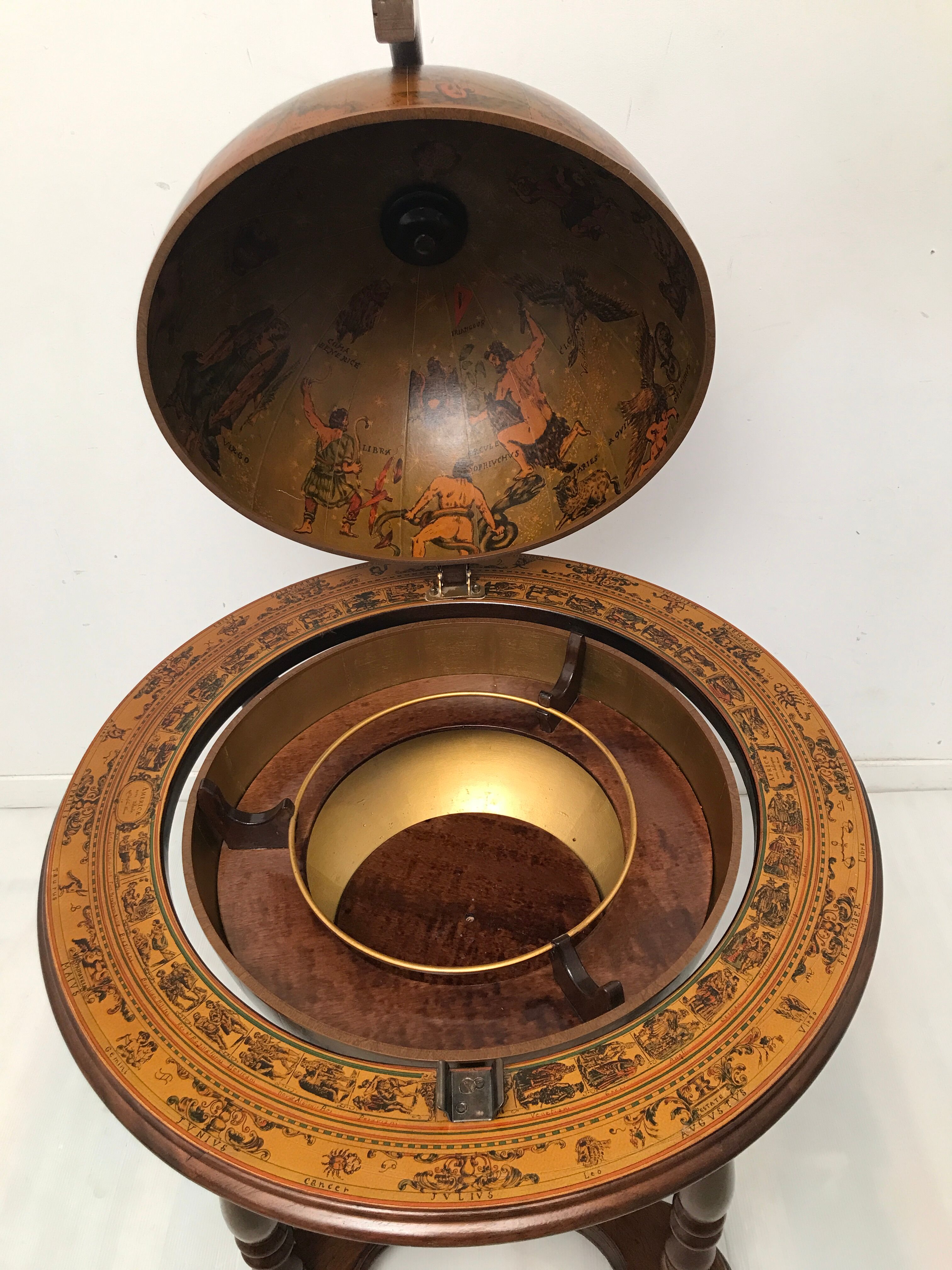 Bar en forme de globe terrestre vintage