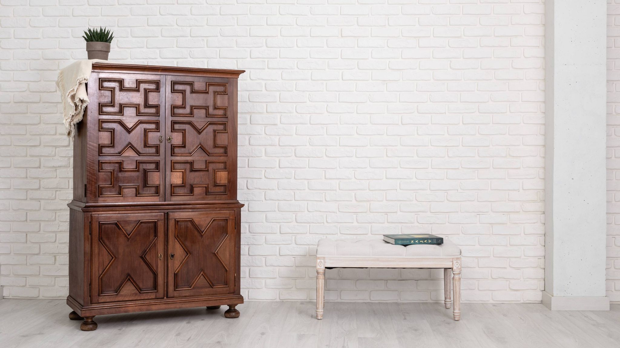 Bar cabinet by Muebles Casas
