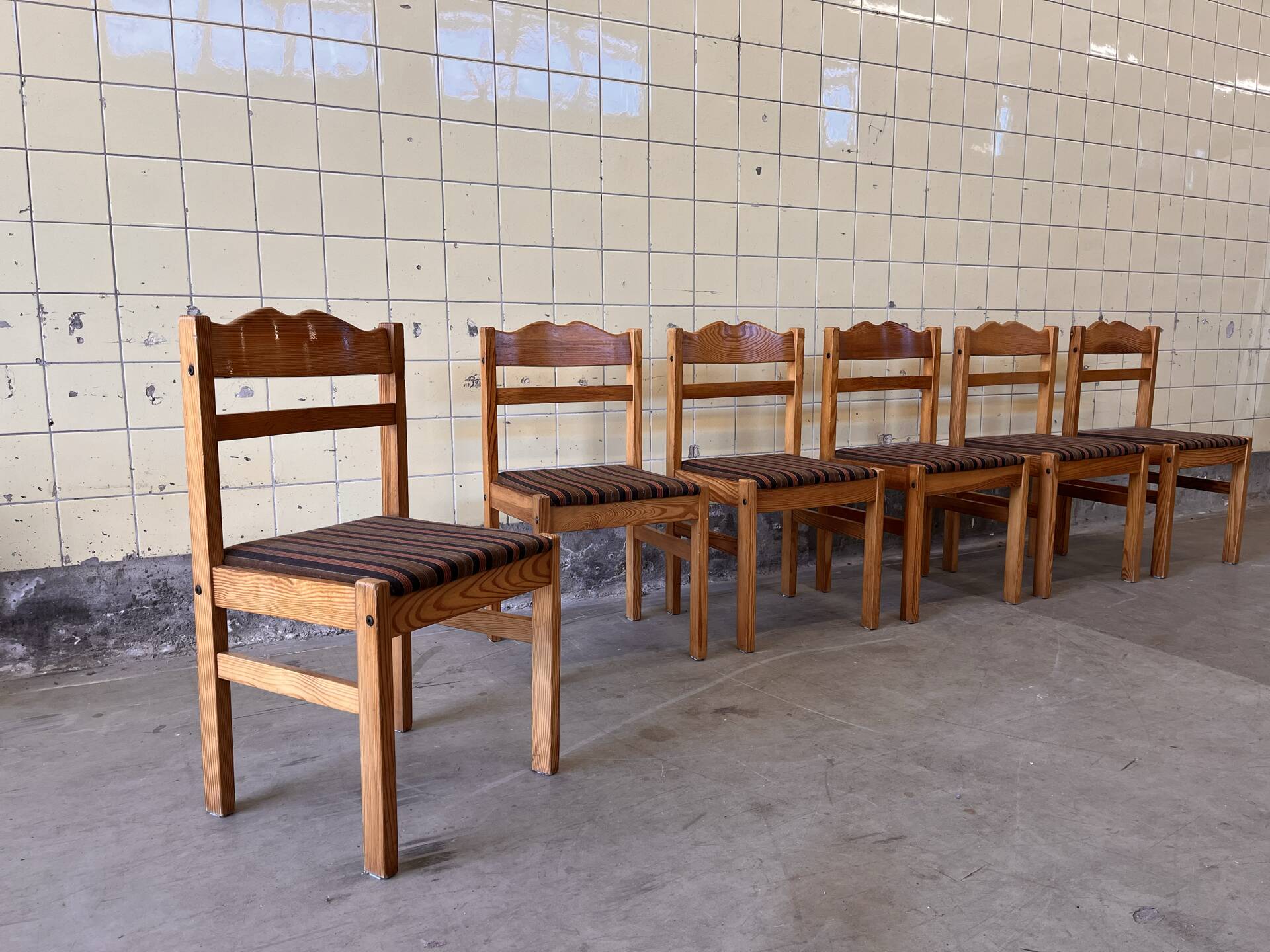 Set of six Scandinavian dining chairs in pine