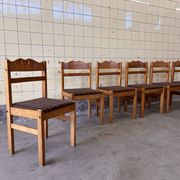 Ensemble de six chaises de salle à manger scandinaves en pin.