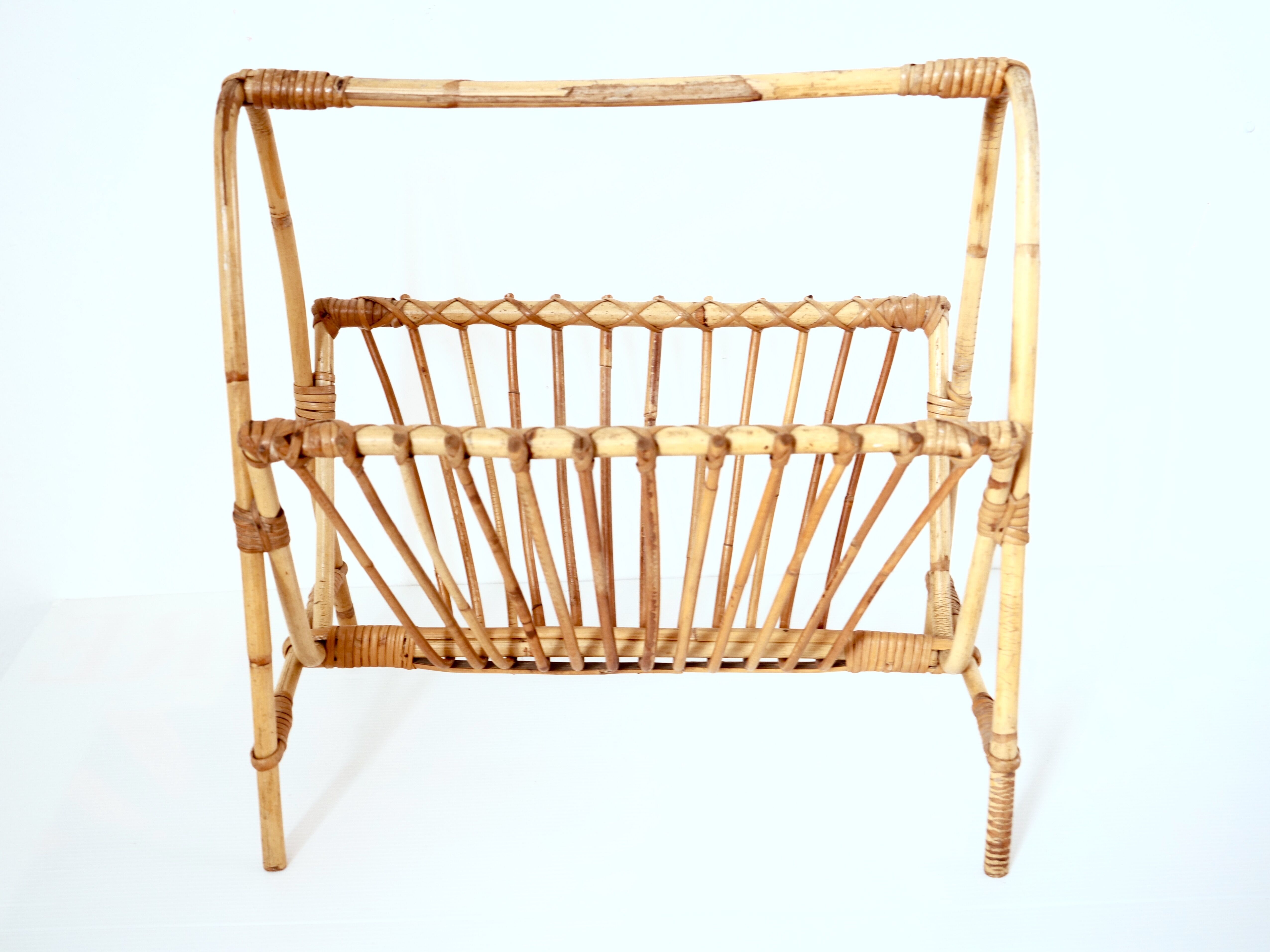 Porte-revue en rotin deco