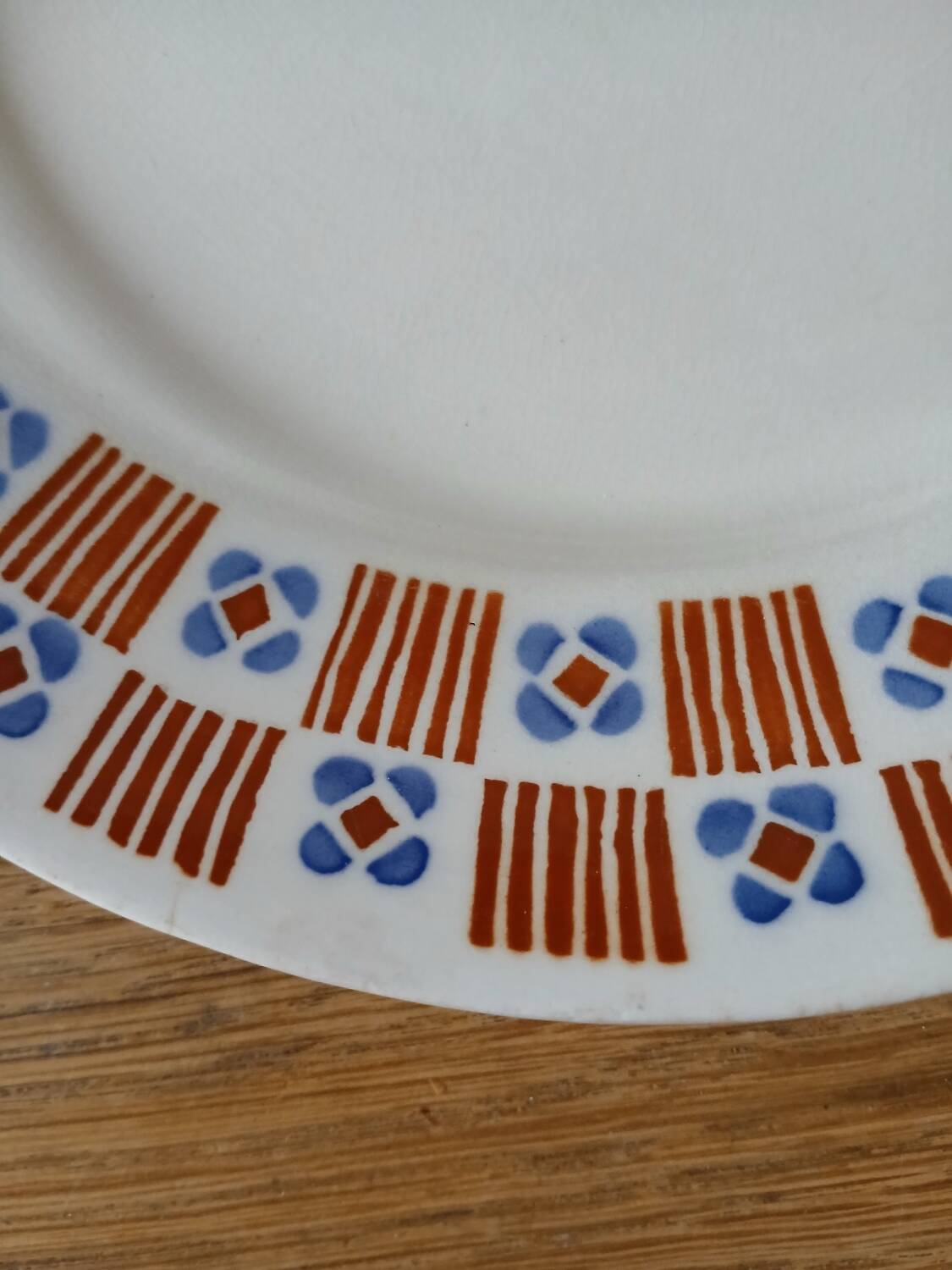4 assiettes plates anciennes en terre de fer