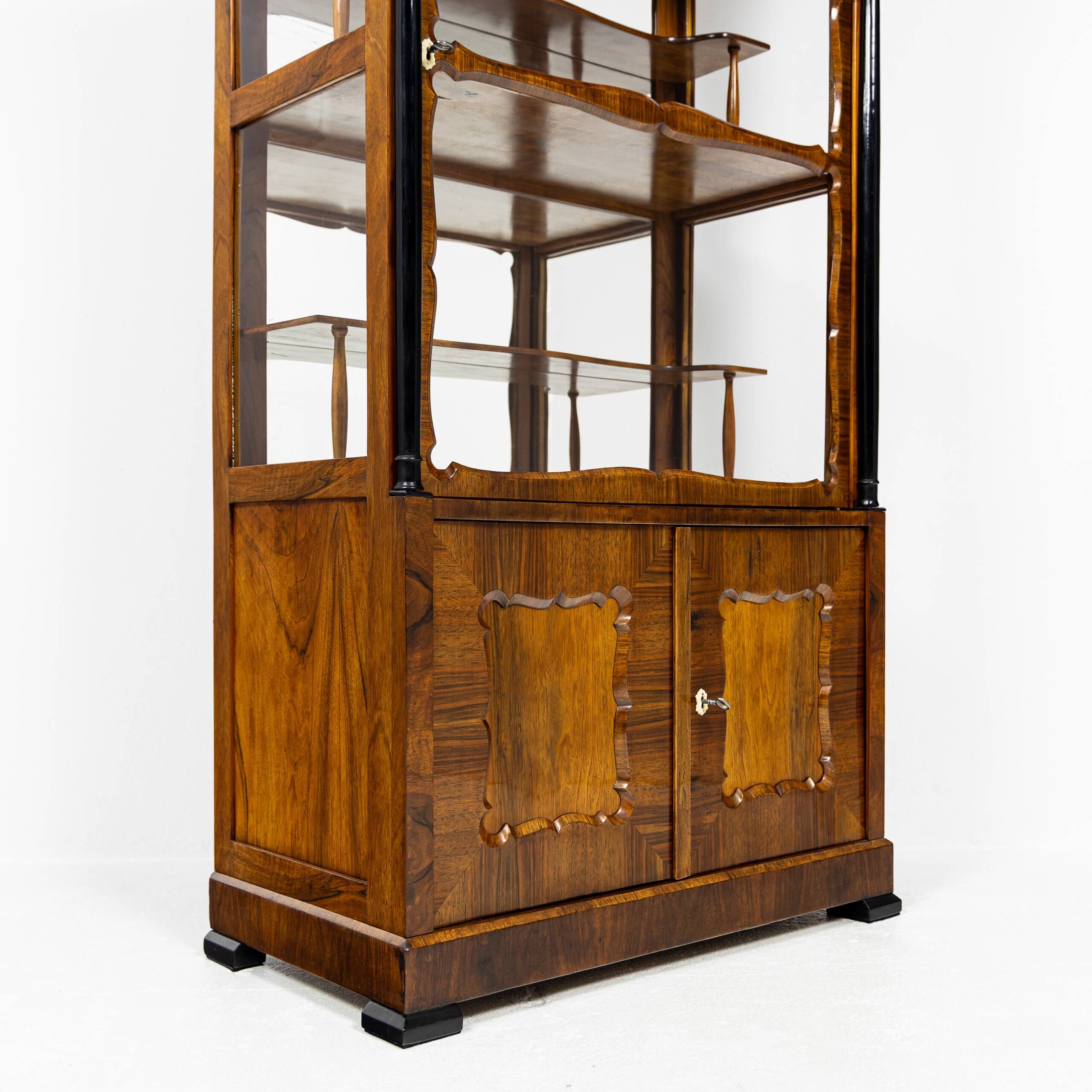 Small Biedermeier / Louis-Philippe display cabinet in walnut and birch 1840-1860