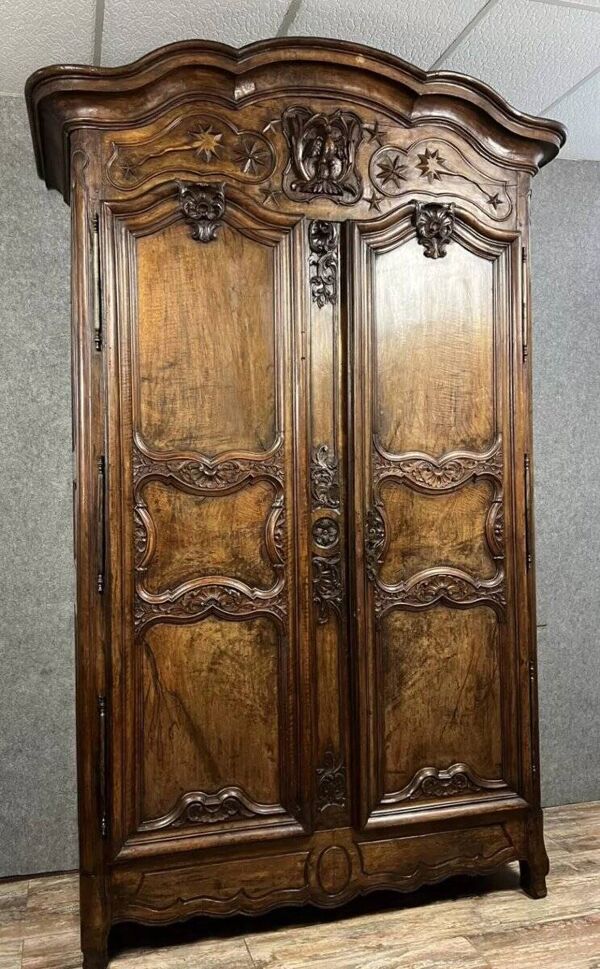 Très importante armoire lyonnaise époque Louis XV en noyer massif / hauteur 295 cm