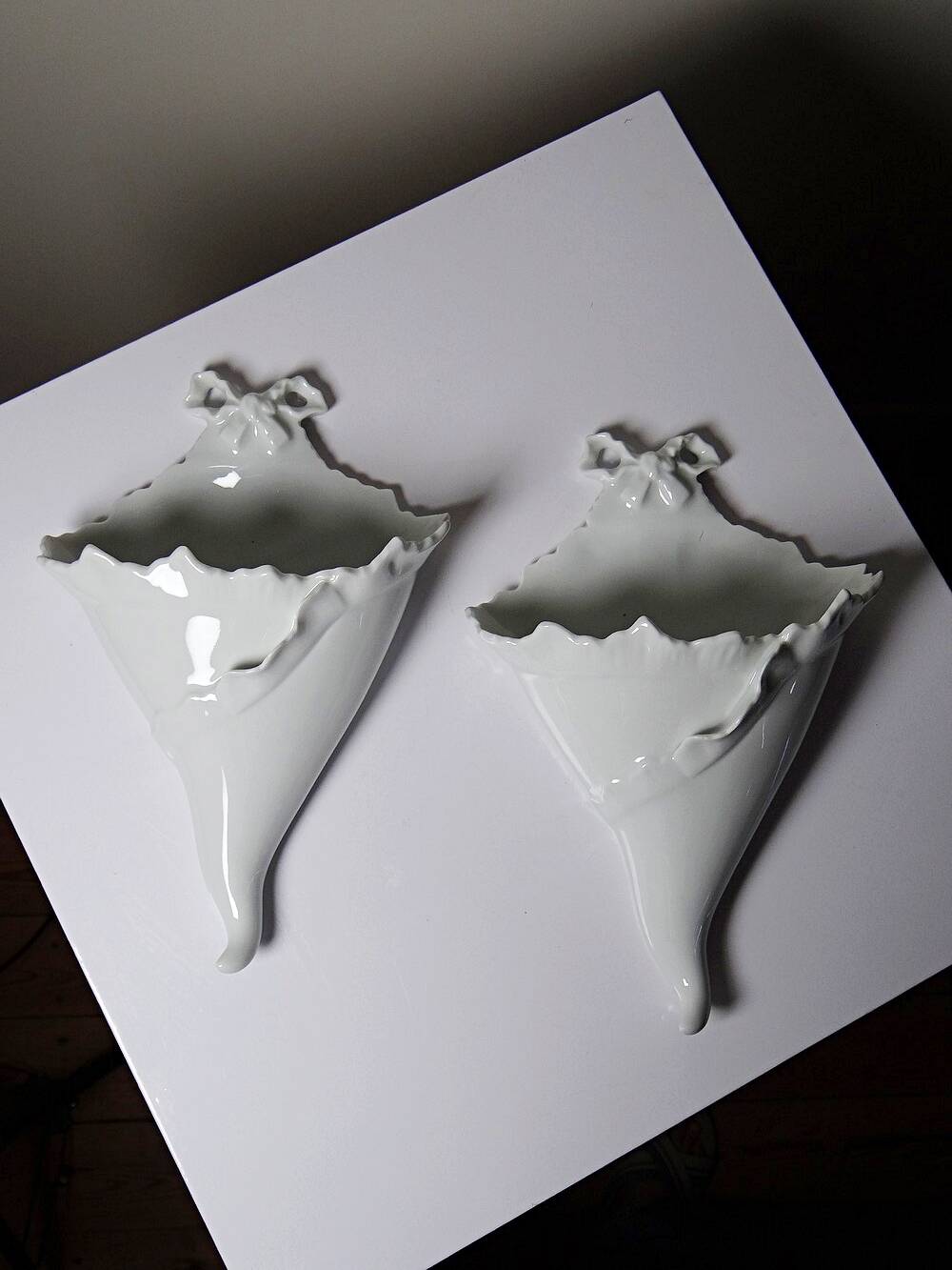 Pair of wall-mounted bouquet holders Giraud Limoges in porcelain, circa 1950-1960.