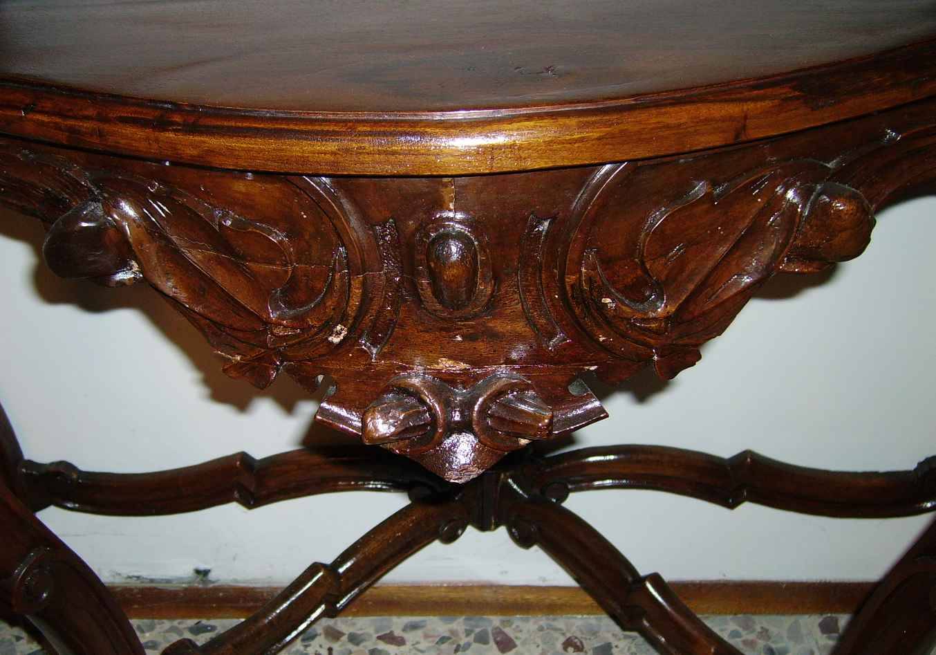 Ancienne console en noyer sculpté style Louis-Philippe