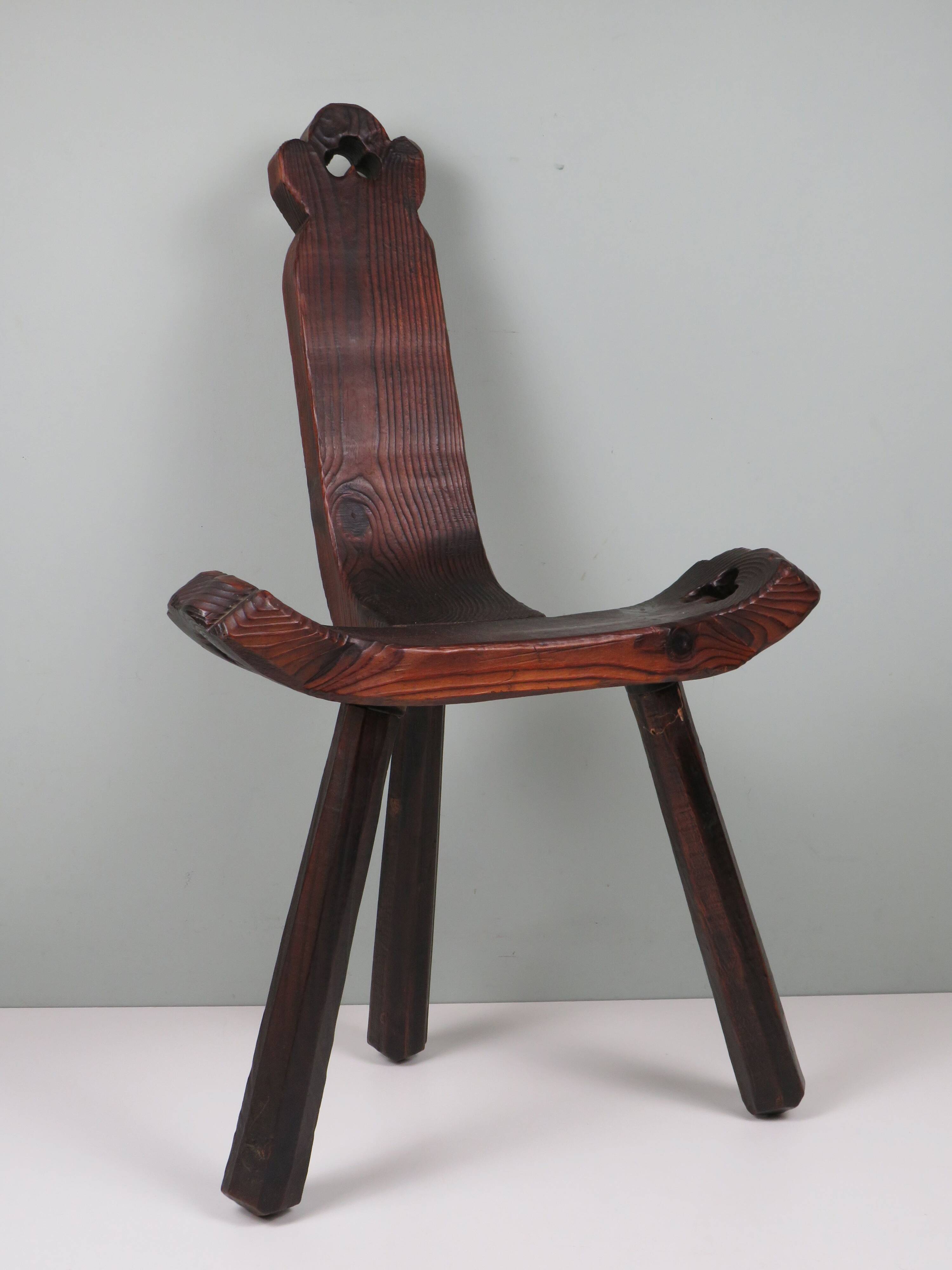 Spanish birth stool in carved wood – mid-century, brutalist spirit