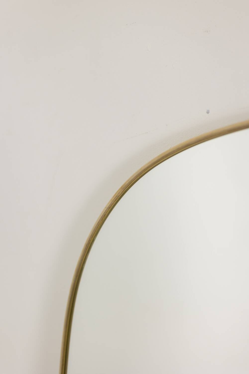 Miroir cerclé de laiton doré. 1980