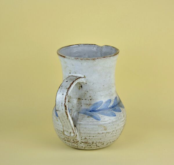 Pichet Albert Thiry à de feuilles bleues stylisées