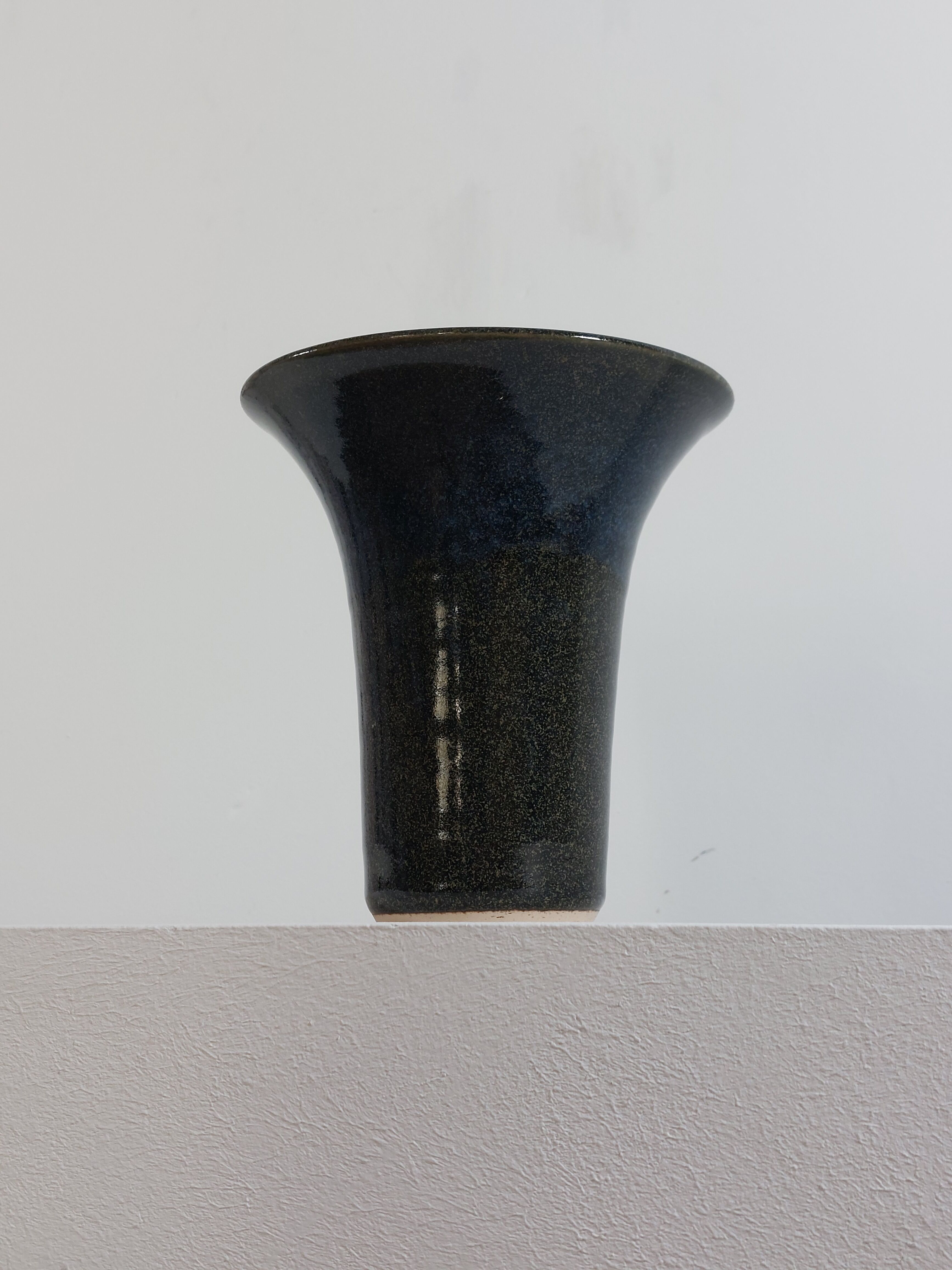 Vase en céramique signé d'artiste vintage du milieu du siècle