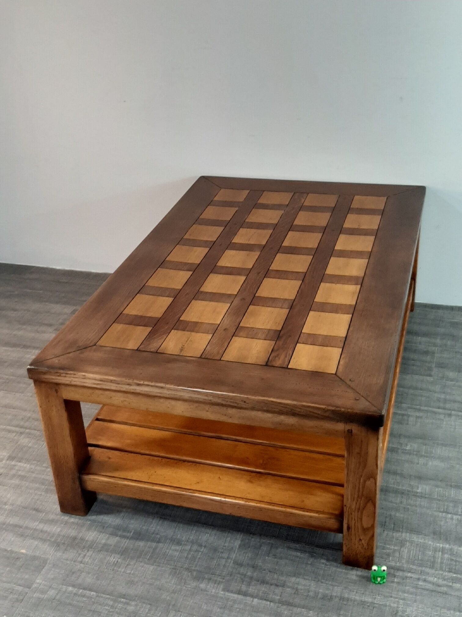 Table basse danoise en chêne début XXème siècle plateau à damier