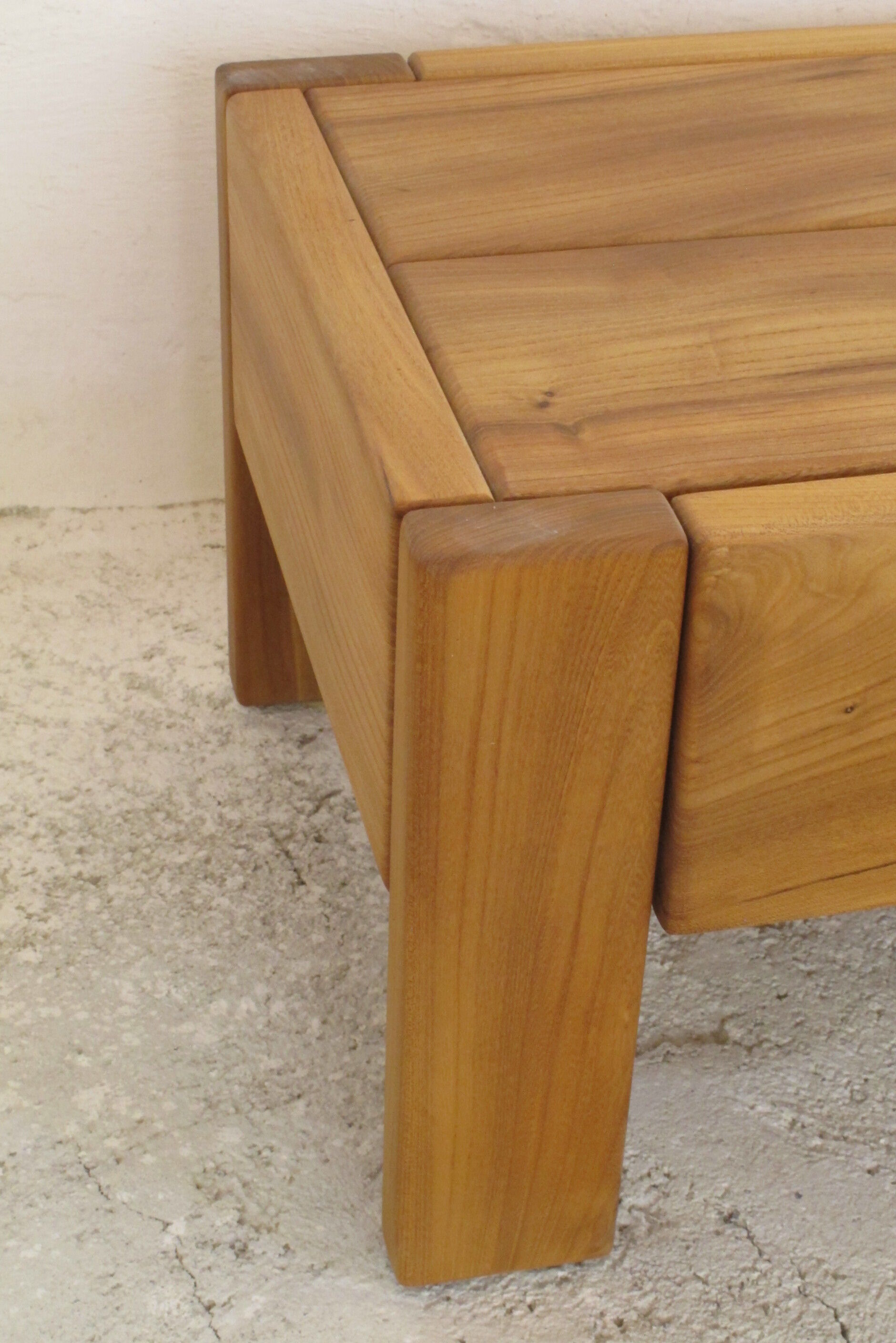 Paire de tables d'appoint, maison Regain 1970, orme huilé