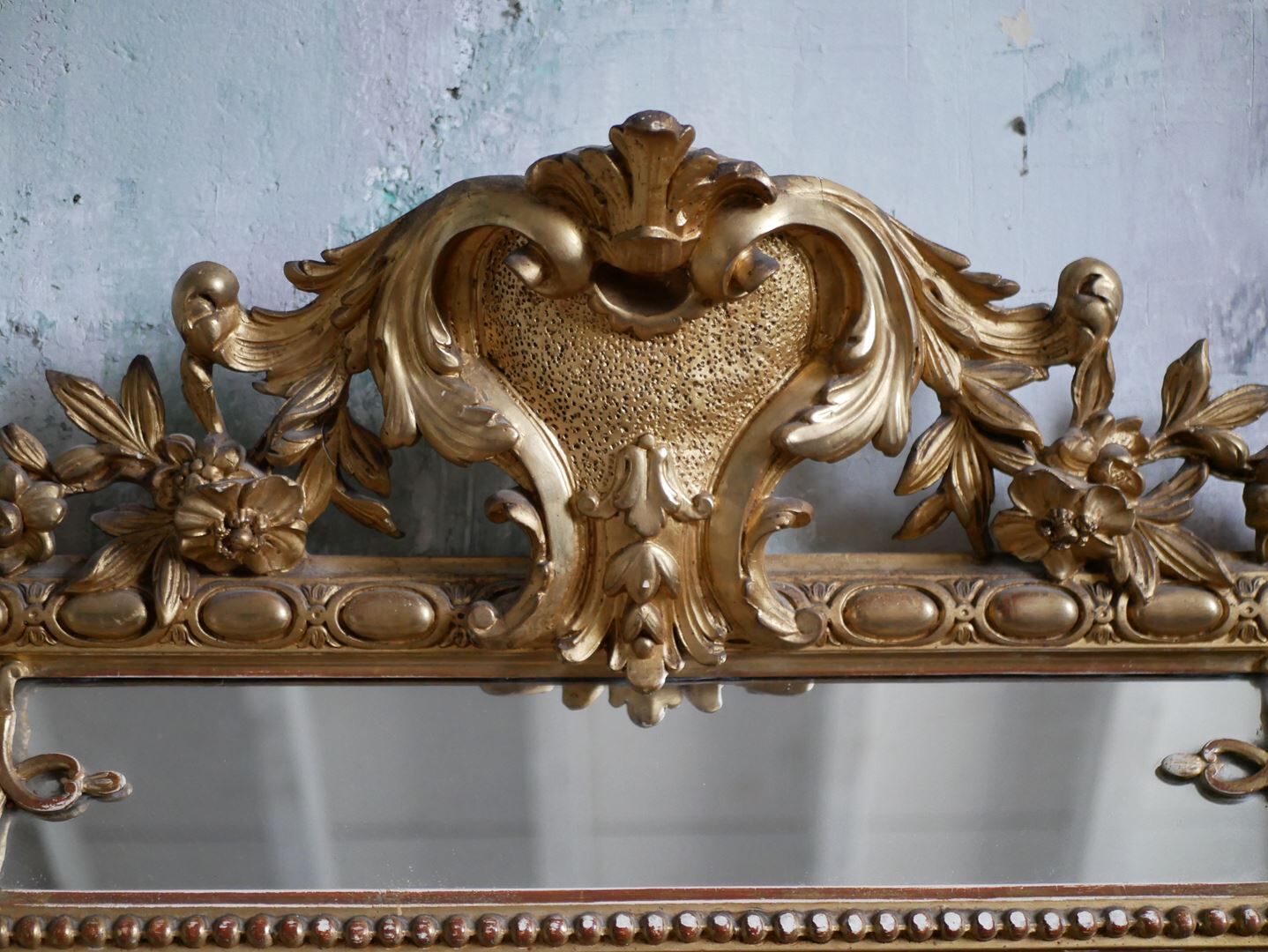 Miroir à parcloses et fronton 180x119cm