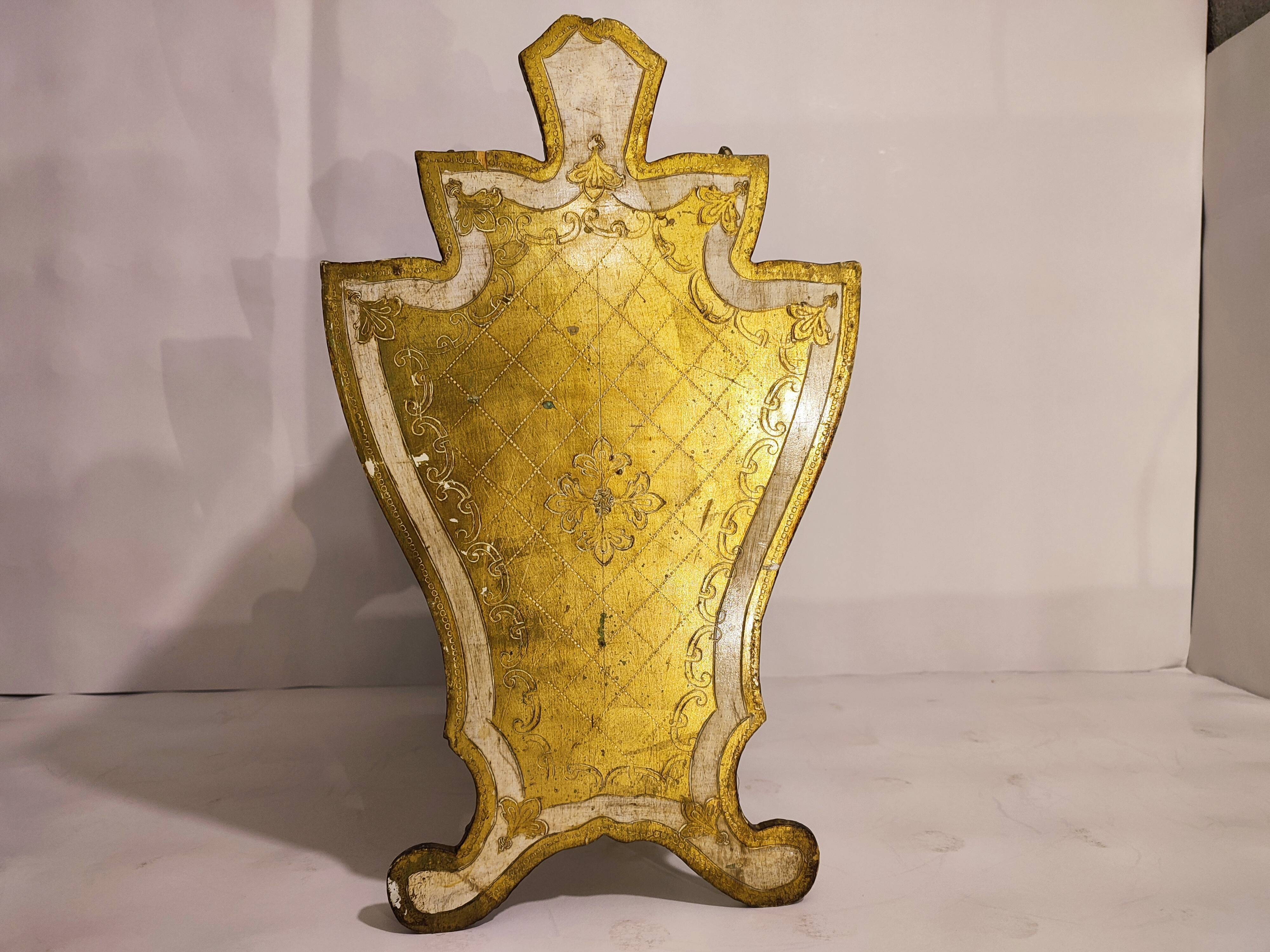 Magazine holder florentin gilded wood