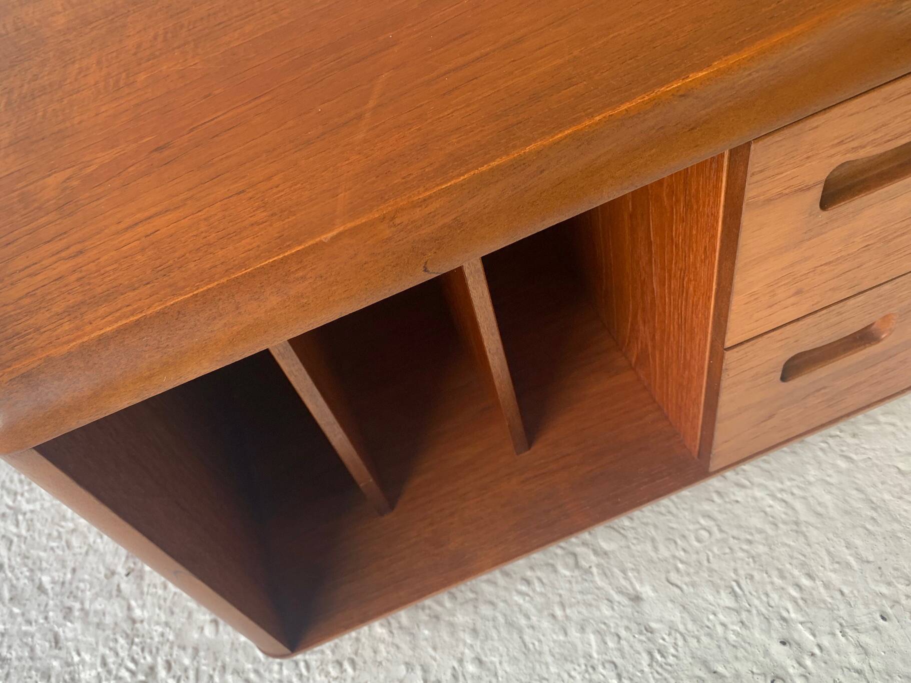Support multimédia moderne du milieu du siècle des années 1960 / table basse par Meredrew