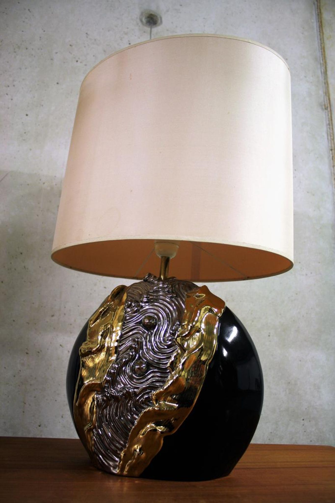 Pair of carved ceramic by Georges Deliège Belgique desk lamps