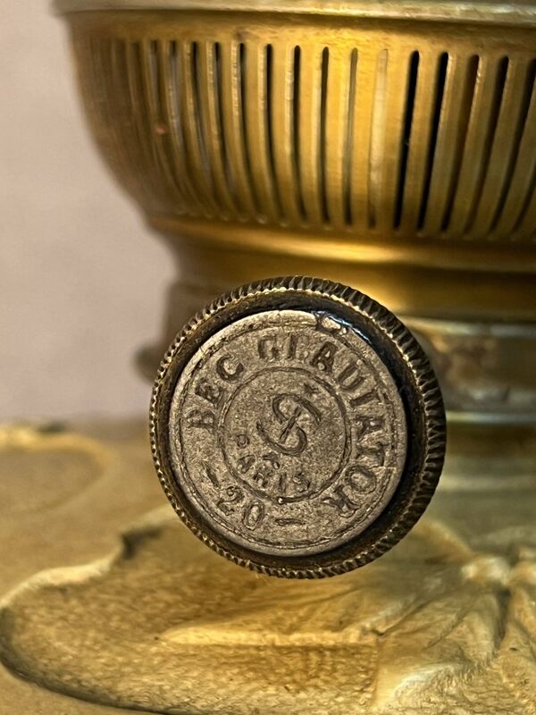 Belle et ancienne lampe à pétrole en bronze doré, attribué à Georges Leleu