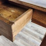 Table basse en noyer massif avec tiroir du début du 20ème siècle