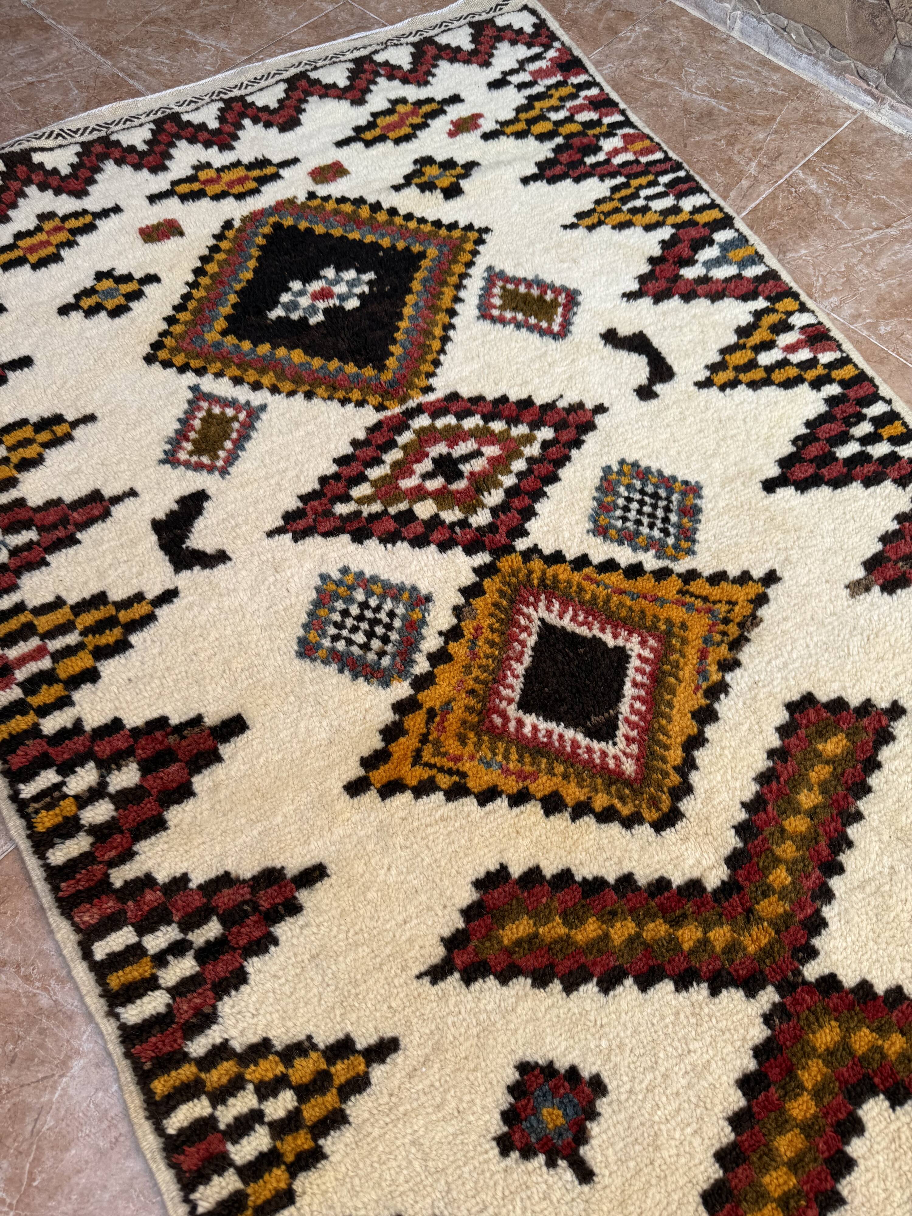 Handmade Berber rug: Moroccan wall decoration (190 cm x 108 cm)