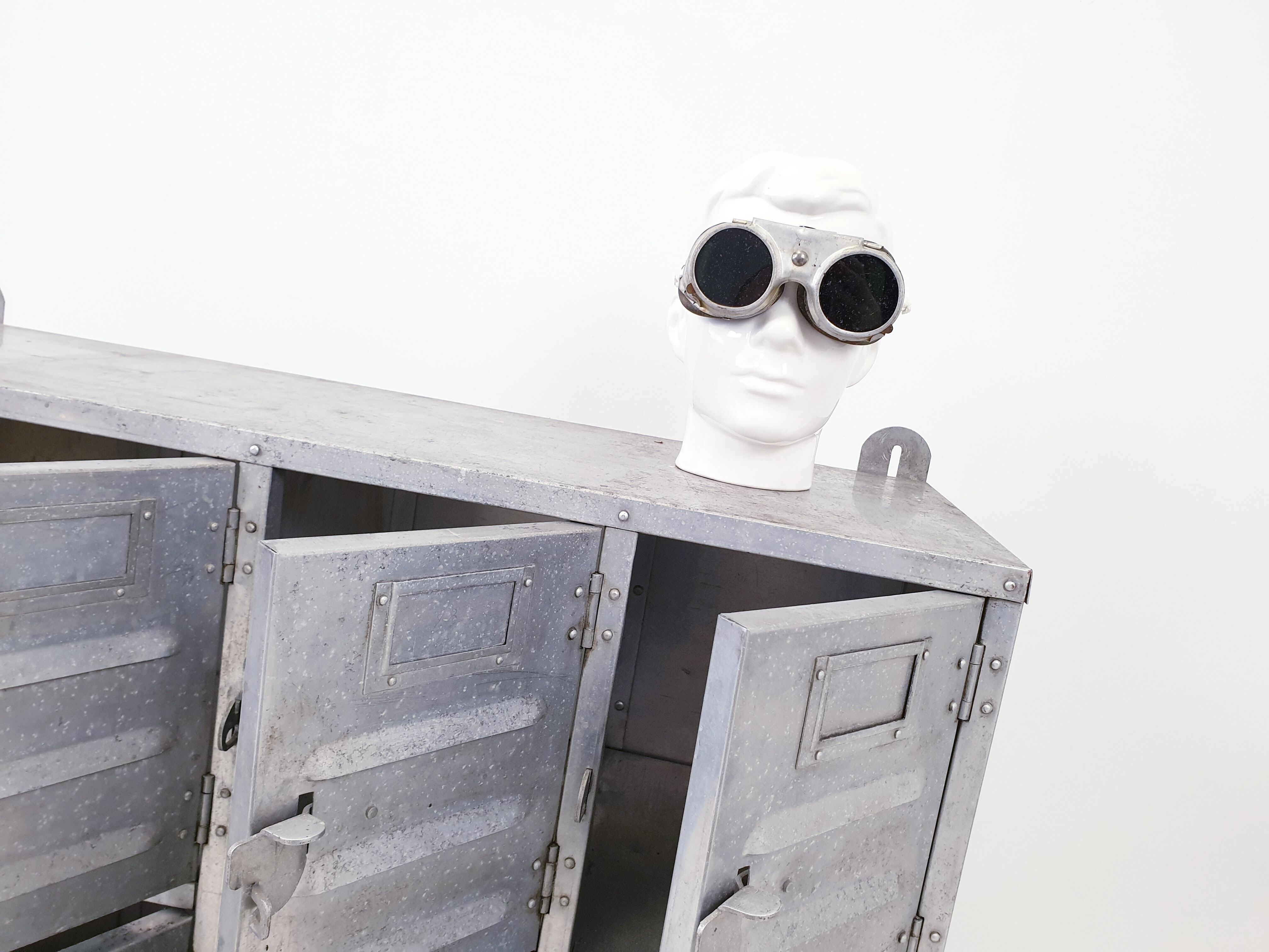 Industrial furnishings in riveted aluminium