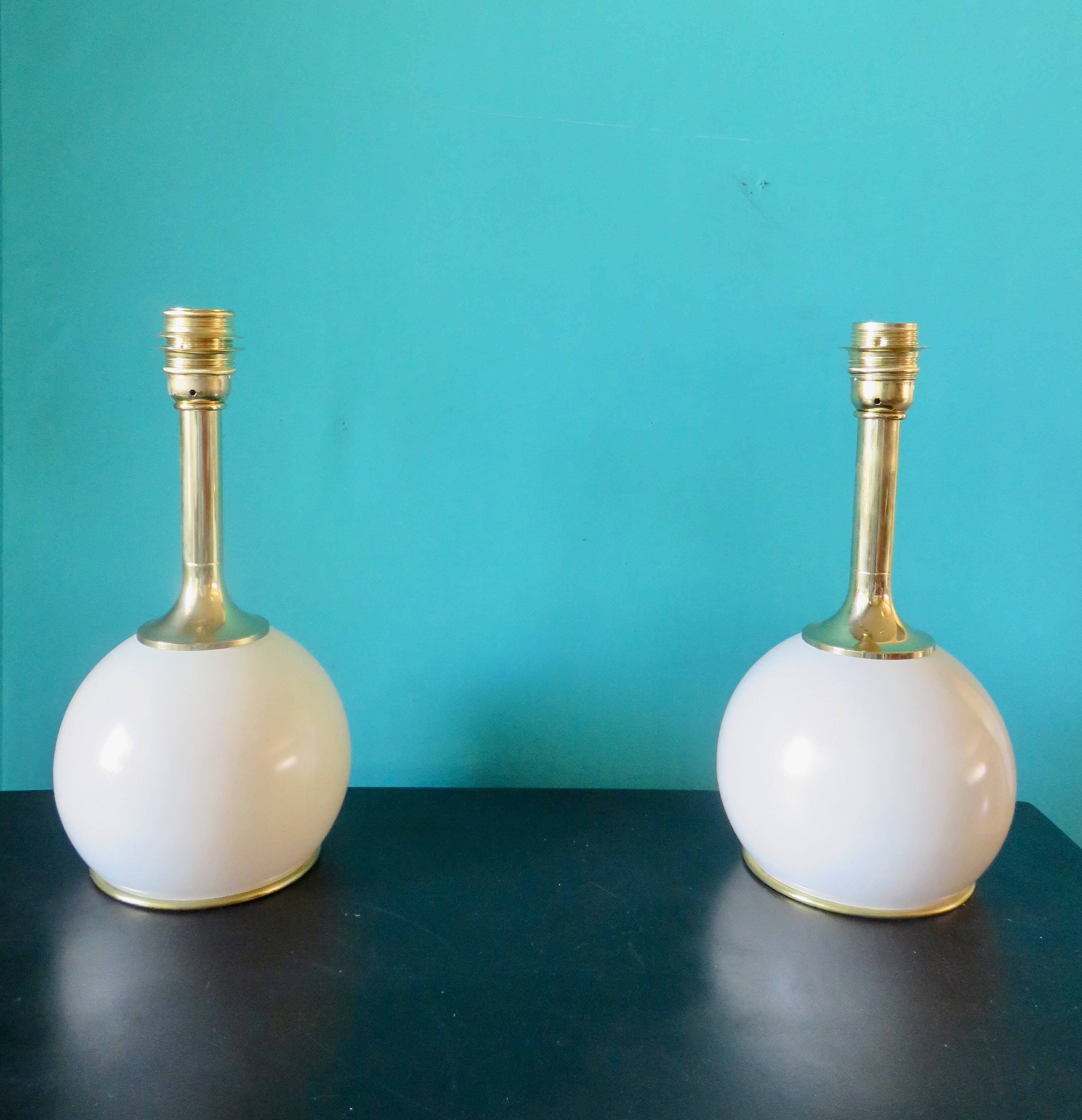 Pair of bedside lamps in brass and ecru lacquered metal, Denmark 1960