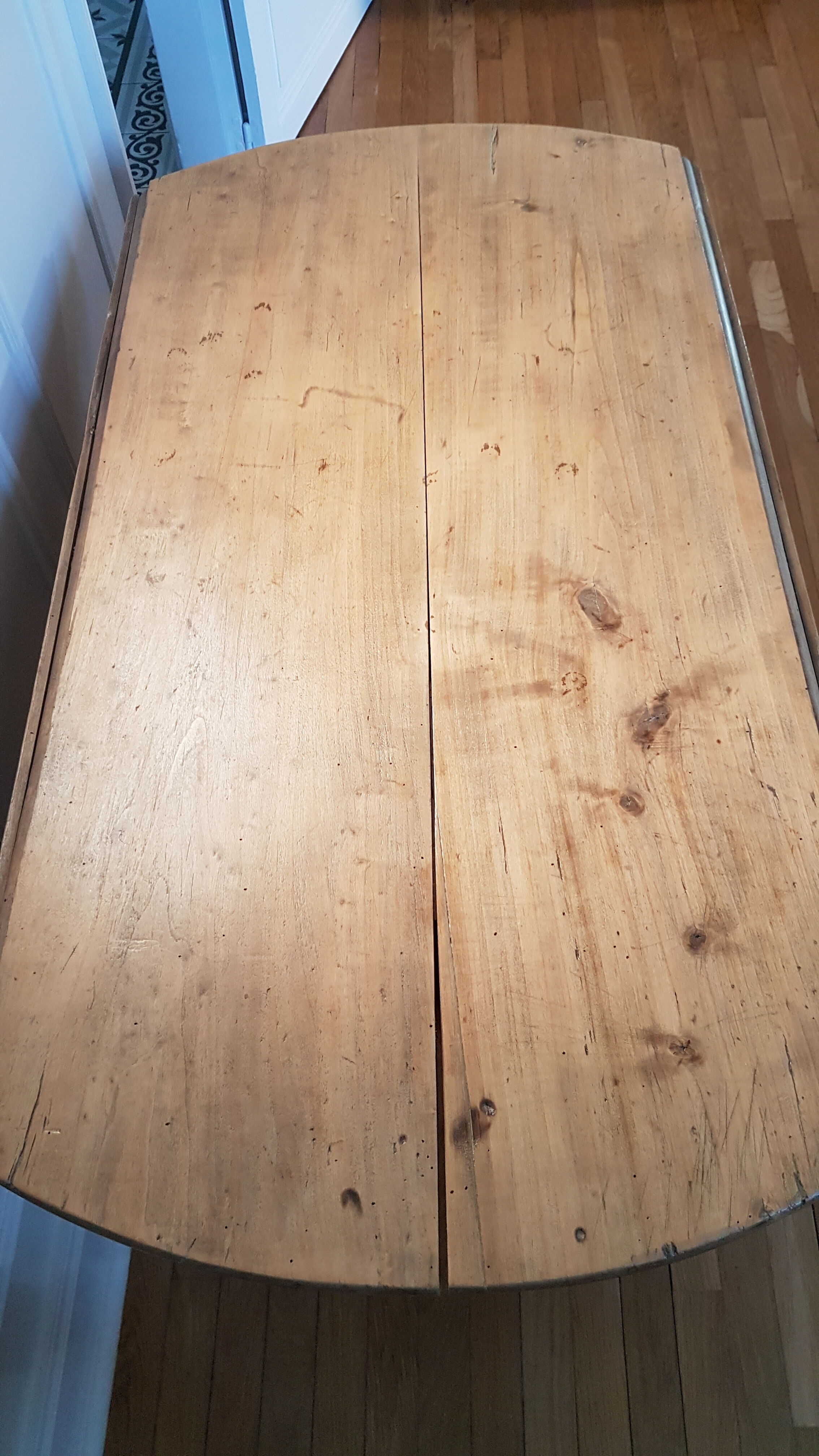 Round table with flaps