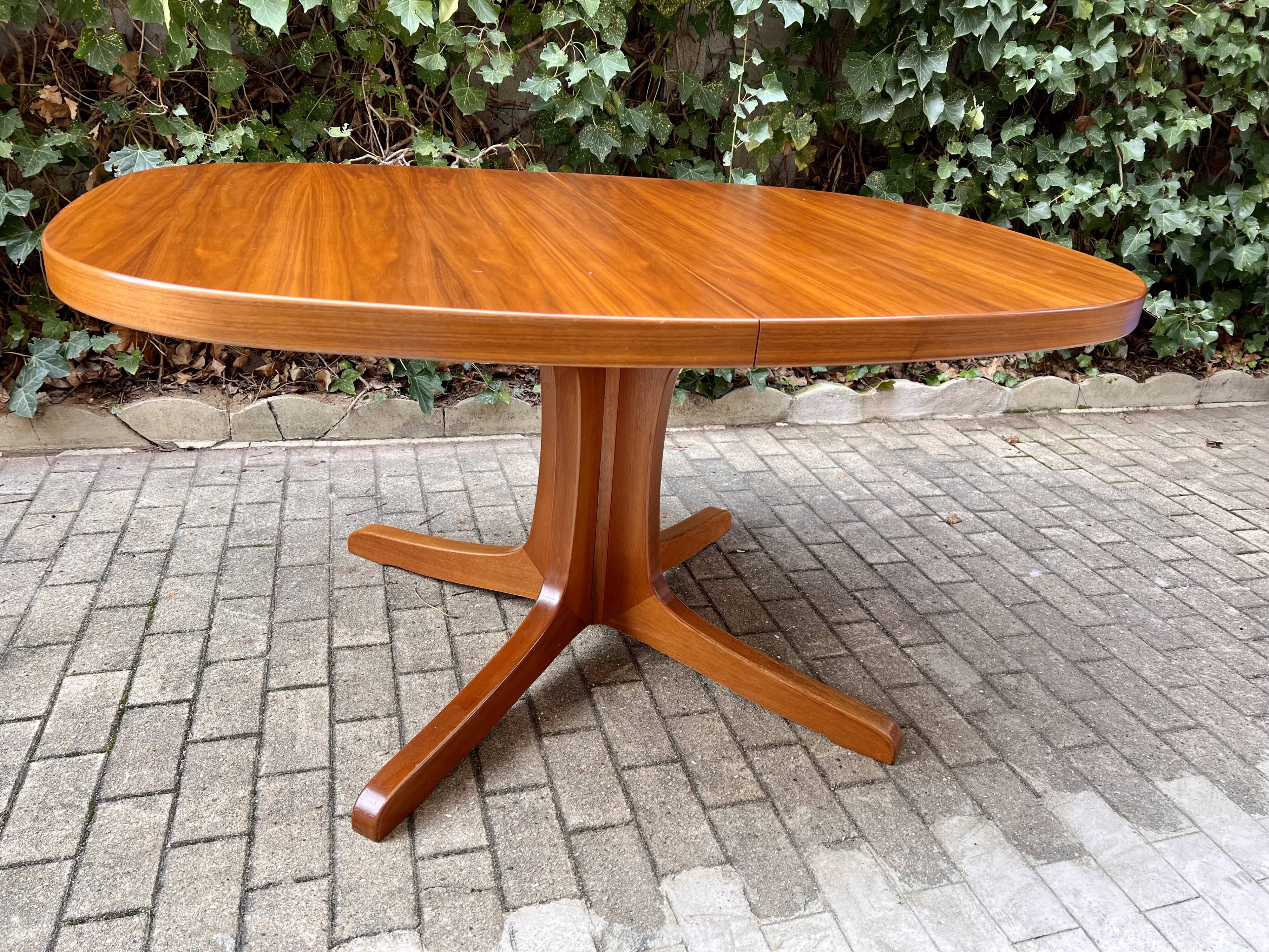 Table en teck extensible à deux rallonges