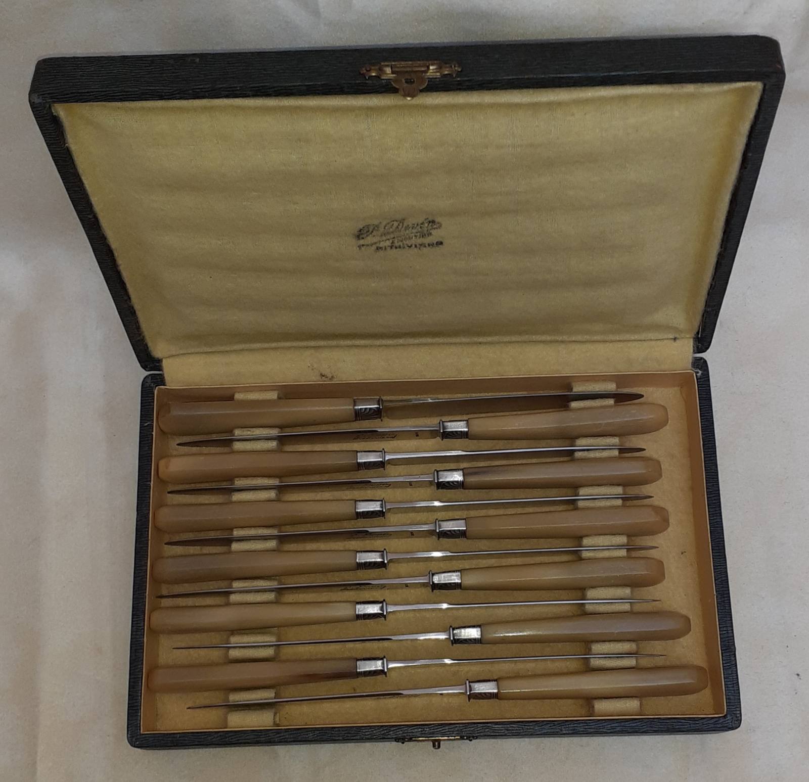 Lot de 12 couteaux manche en corne