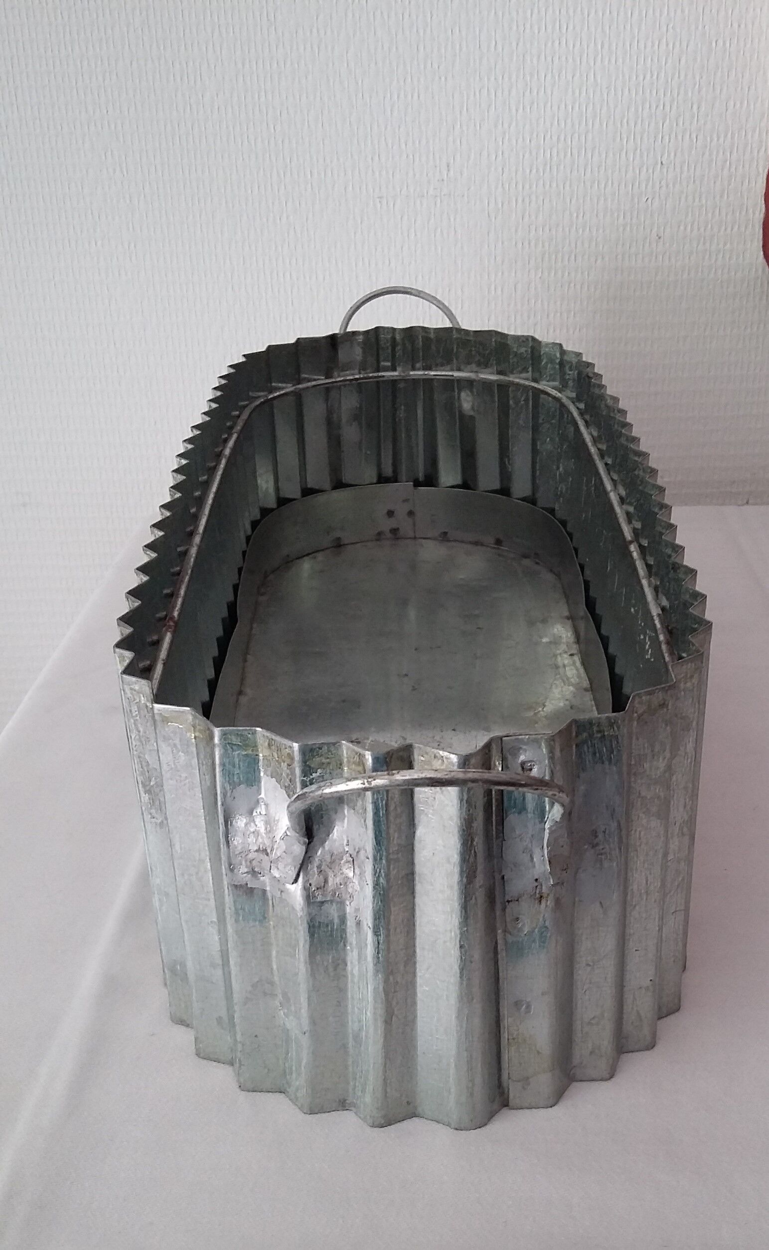 In zinc planter