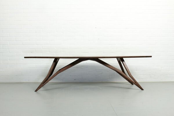 Table basse américaine incurvée de noix de modèle du milieu du siècle