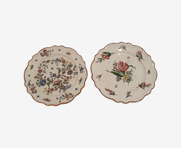 Paire d'assiettes en faïence à décor de fleurs