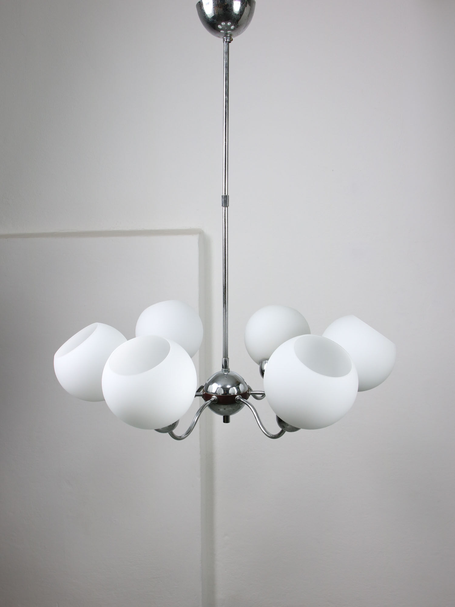 Lustre italien en chrome et opalin du milieu du siècle