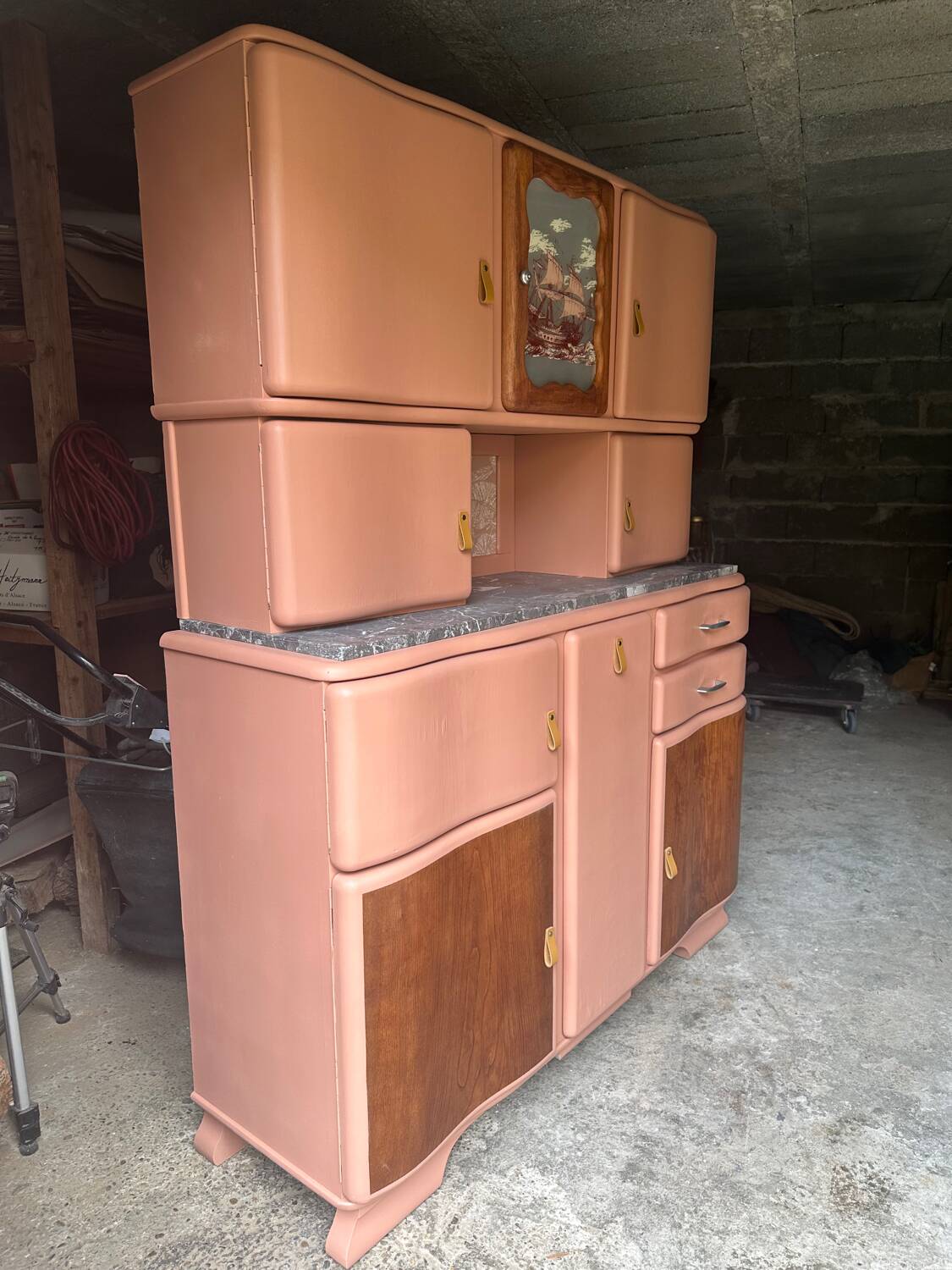 Buffet Mado vintage rénové – teinte ocre chaleureux, plateau en marbre