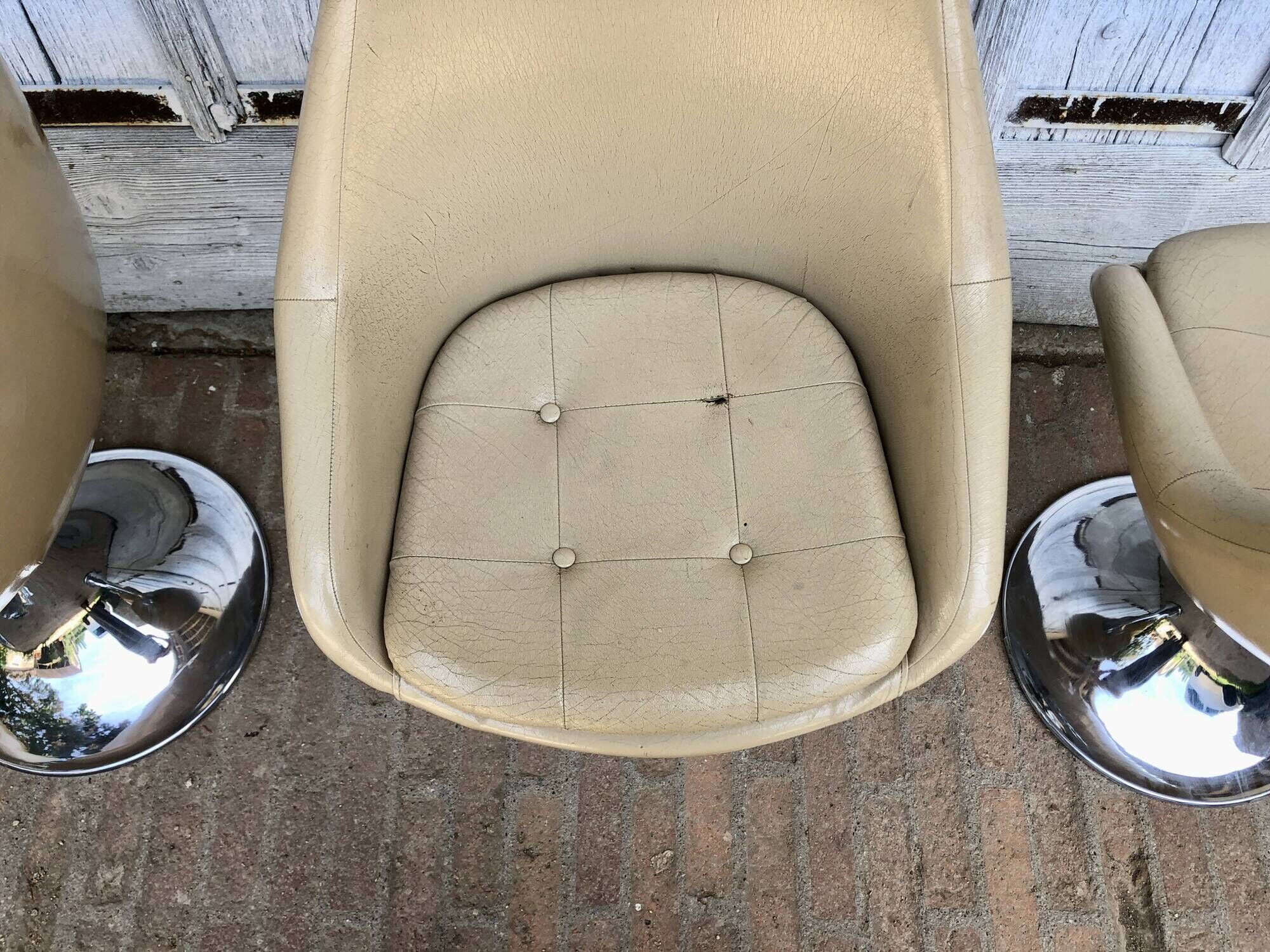 Set of 4 chairs tulip armchairs in beige skaï 1970