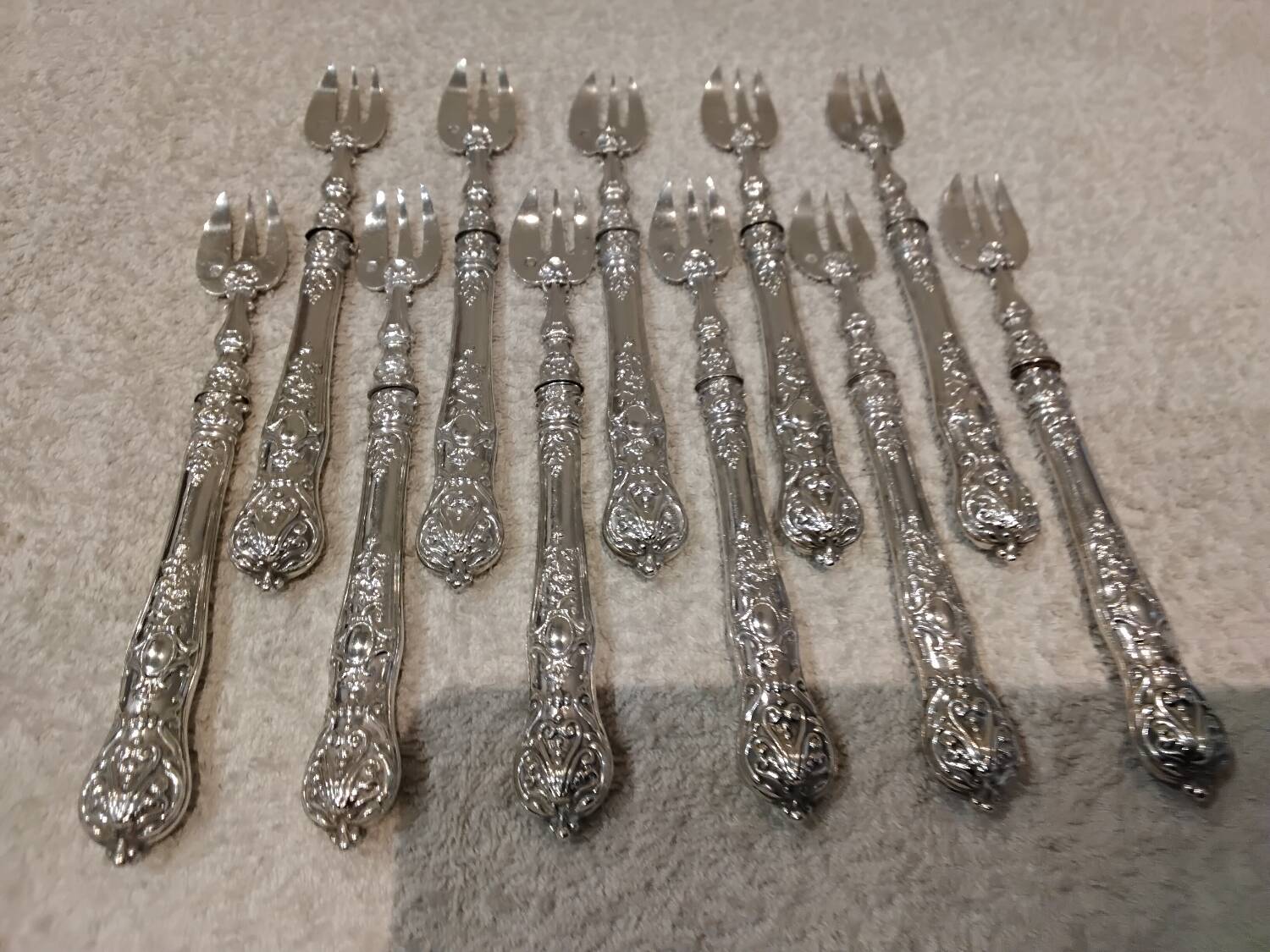 11 silver oyster forks, 800 Minerva style, Louis Philippe