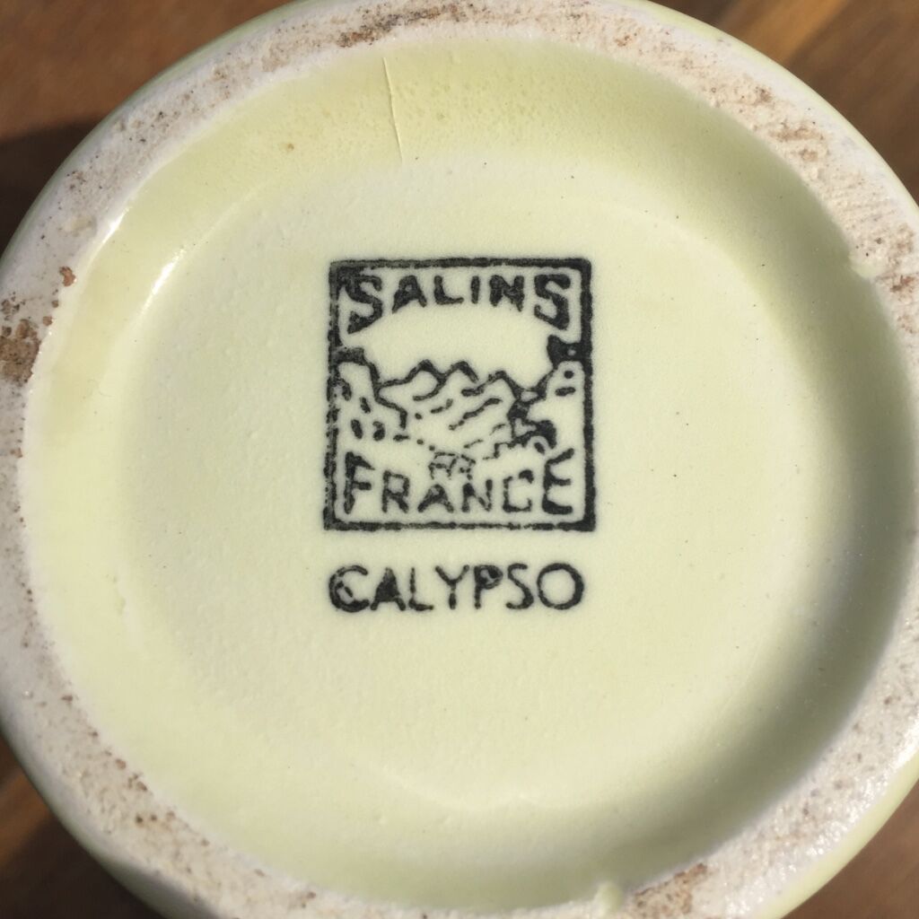 Coffee maker year 50 beige yellow grid fine black and burgundy