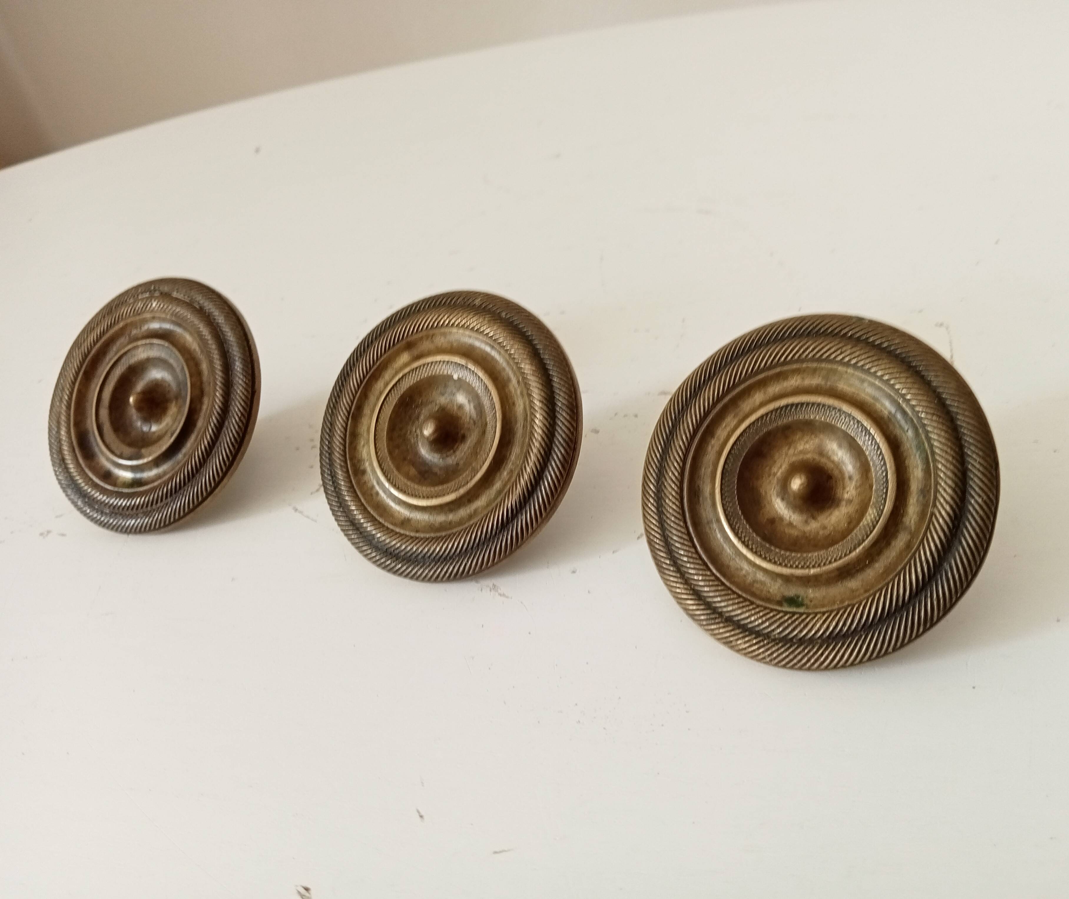 Empire-style furniture handle from the 19th century in solid bronze.