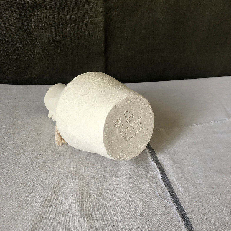 White pompom totem vase - Cassandre Bouilly