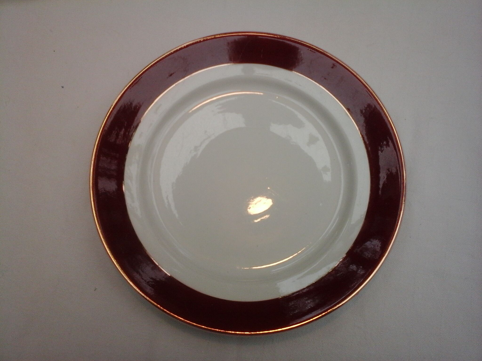 Assortiment de 18 assiettes dominante rouge