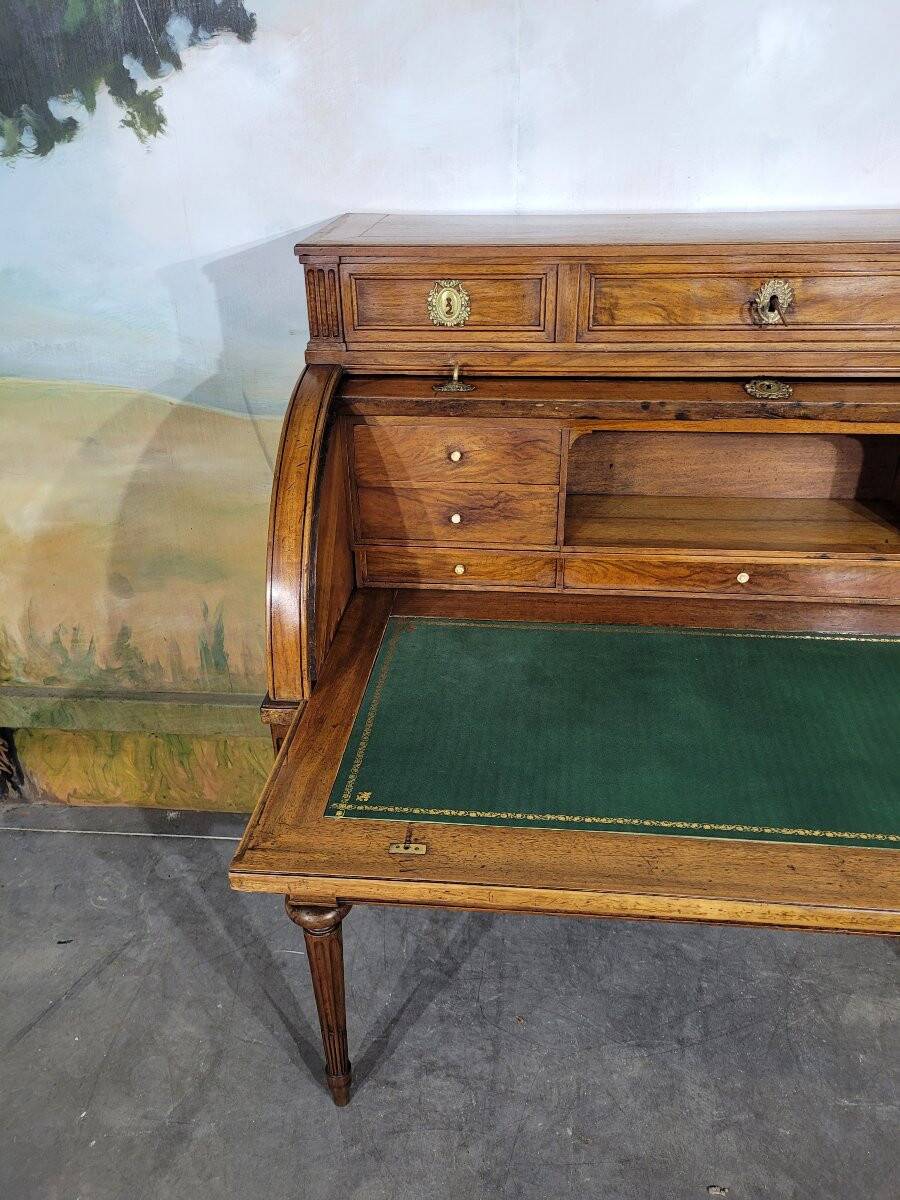 Bureau à cylindre époque Louis XVI en noyer
