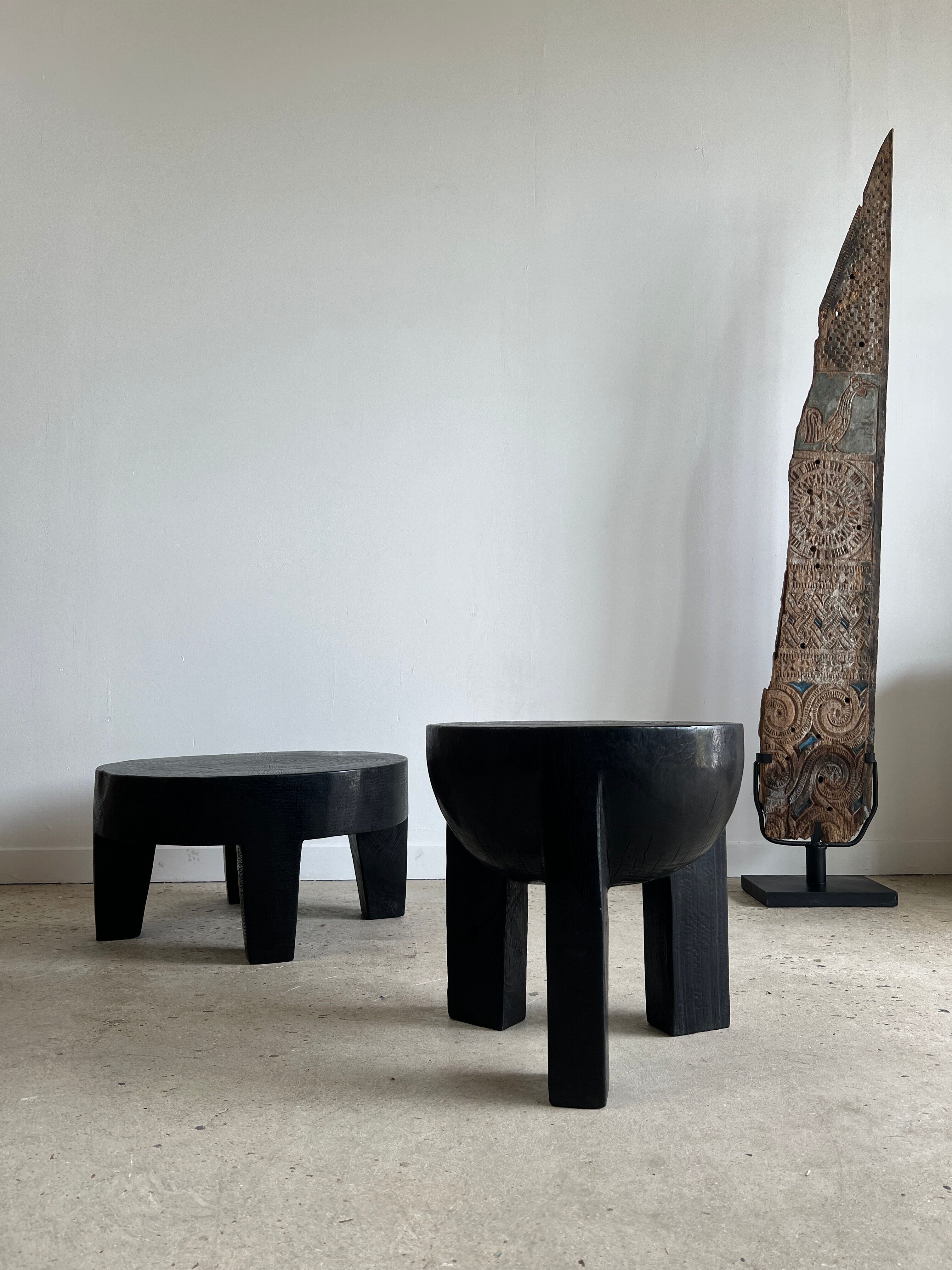 Black mango wood tripod side table with a semi-spherical top, height: 45 cm, diameter: 44 cm.