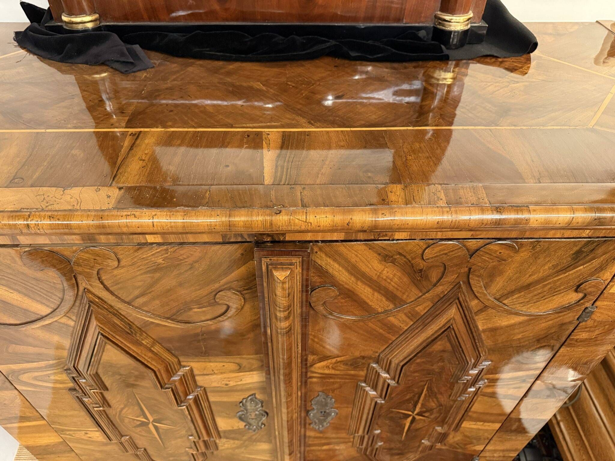 Commode baroque, marqueterie de chêne et de noyer, Allemagne, vers 1780
