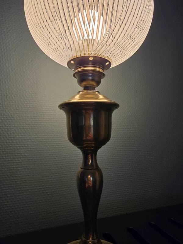 Ancienne lampe à pétrole électrifiée et modernisée - globe strié