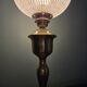 Ancienne lampe à pétrole électrifiée et modernisée - globe strié