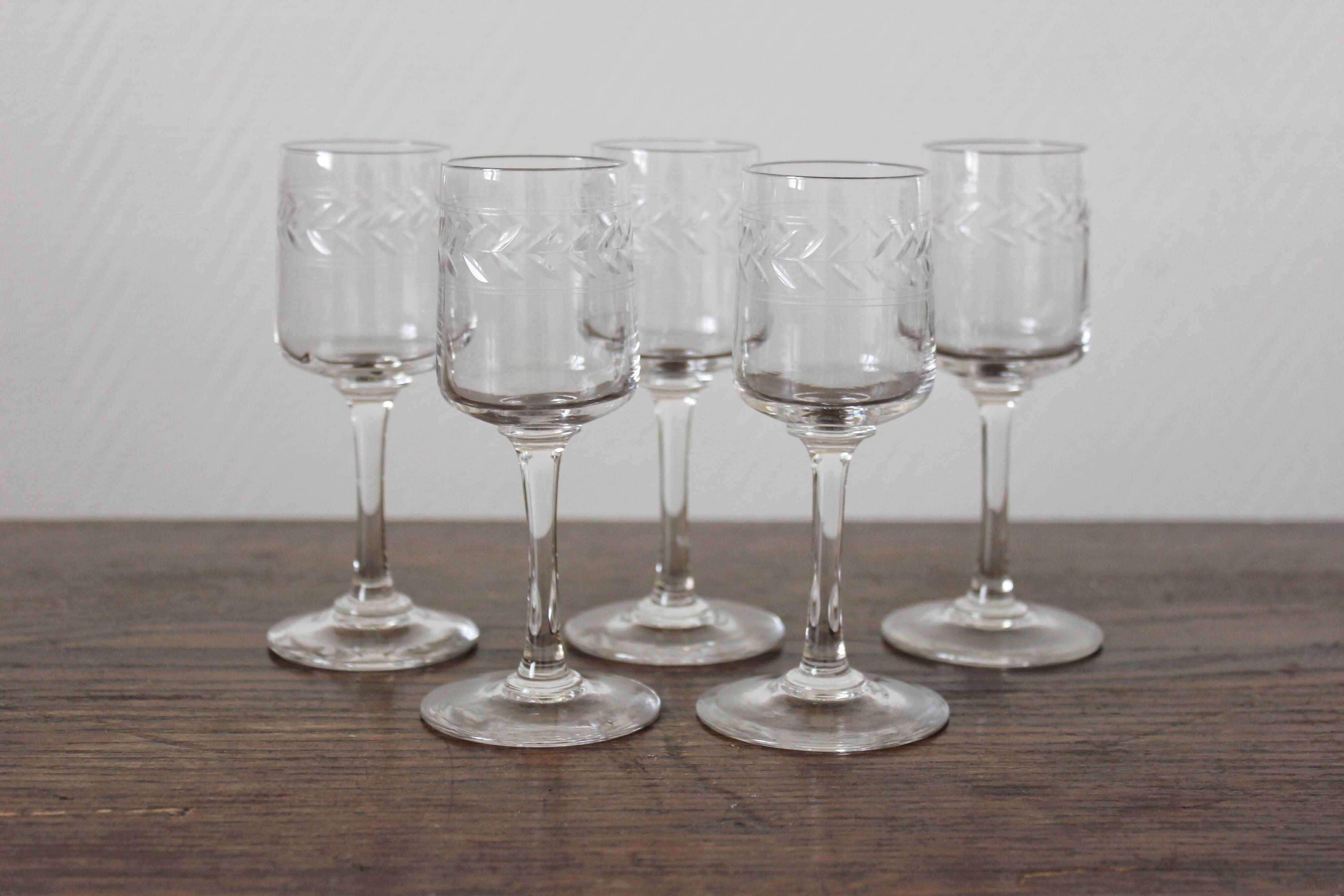 5 stemmed liqueur glasses in engraved crystal with a laurel leaf frieze
