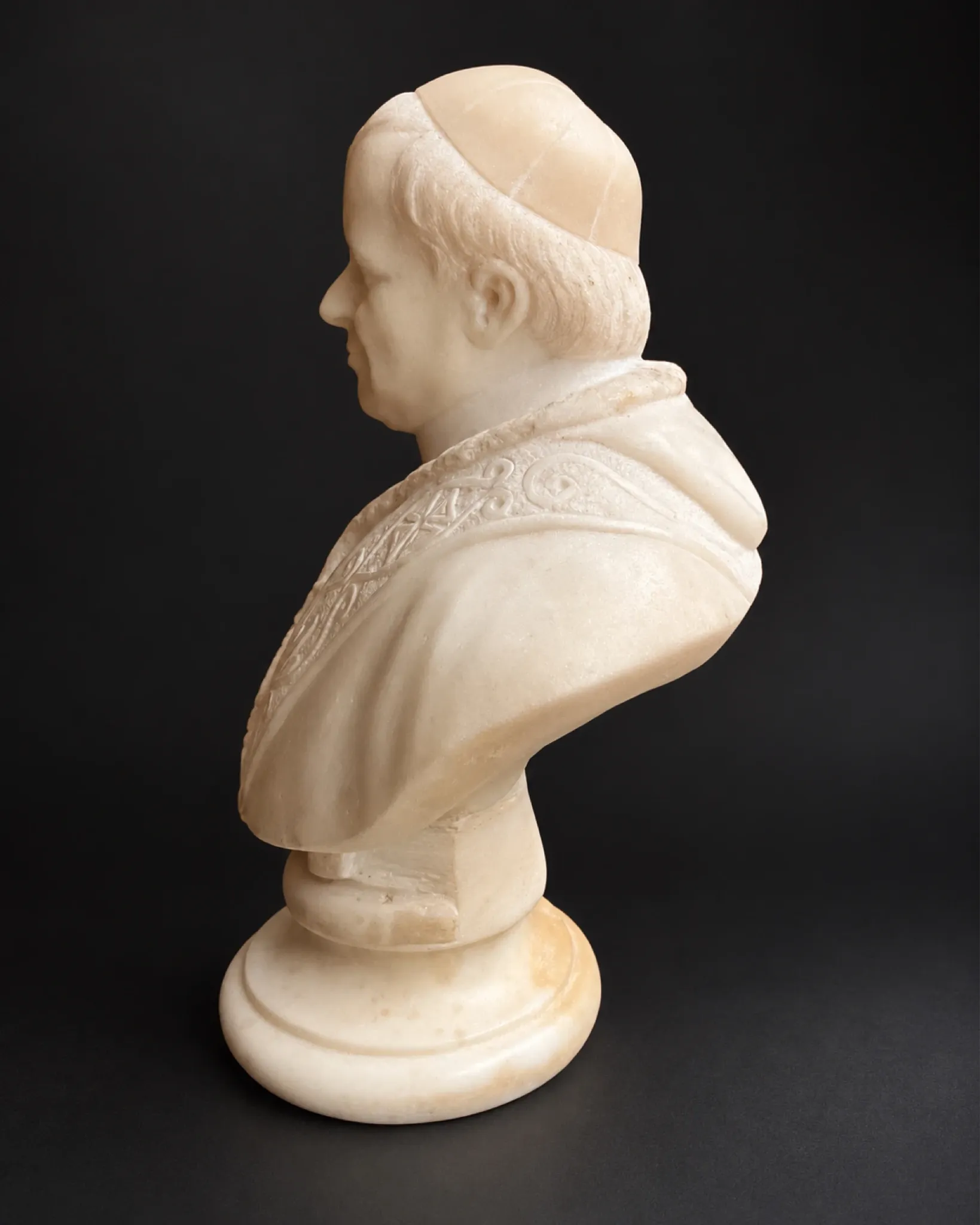 Ancient bust of Pope Pius IX in carved alabaster – 19th century