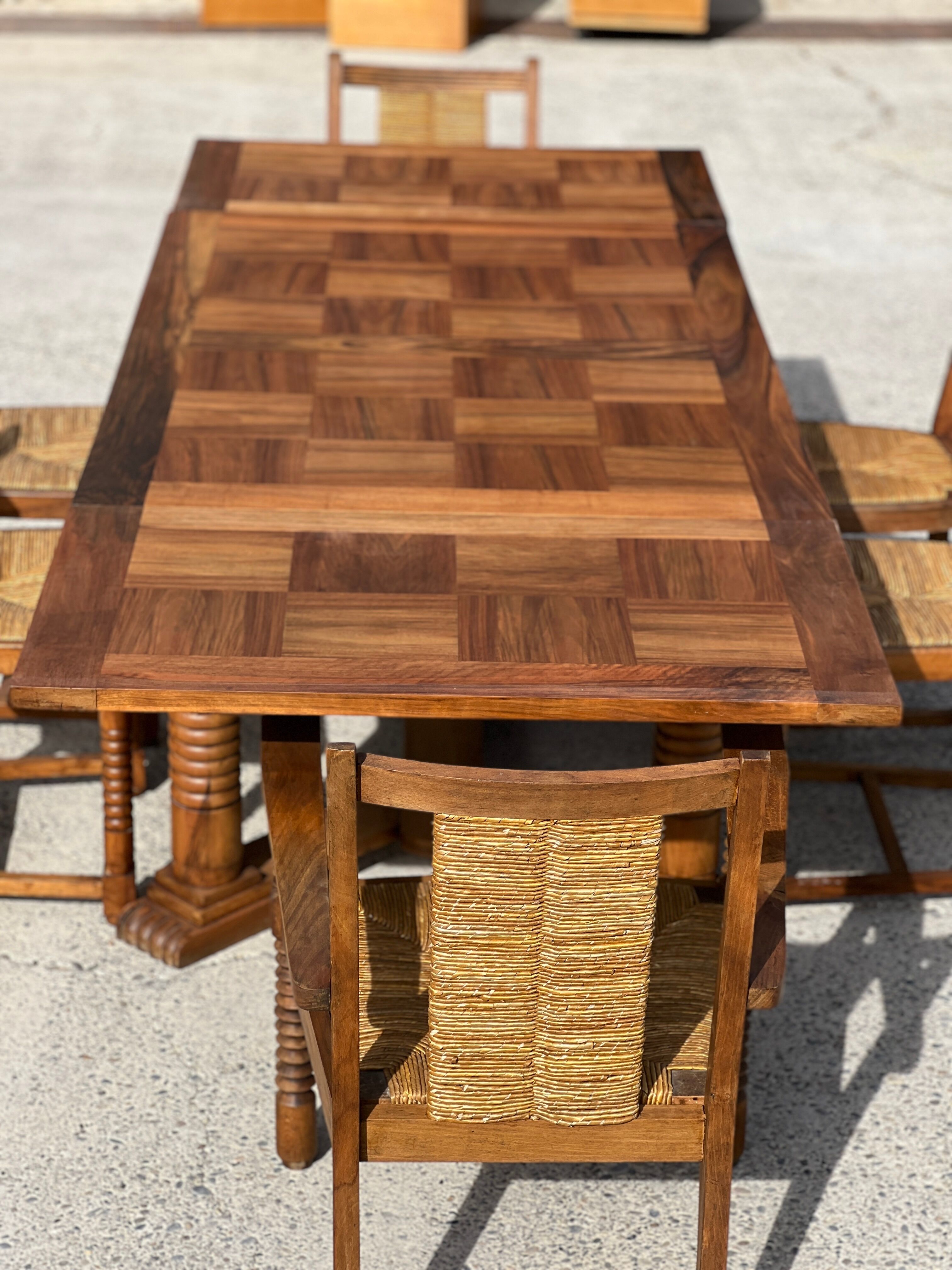 Set table and 4 chairs in walnut 1940