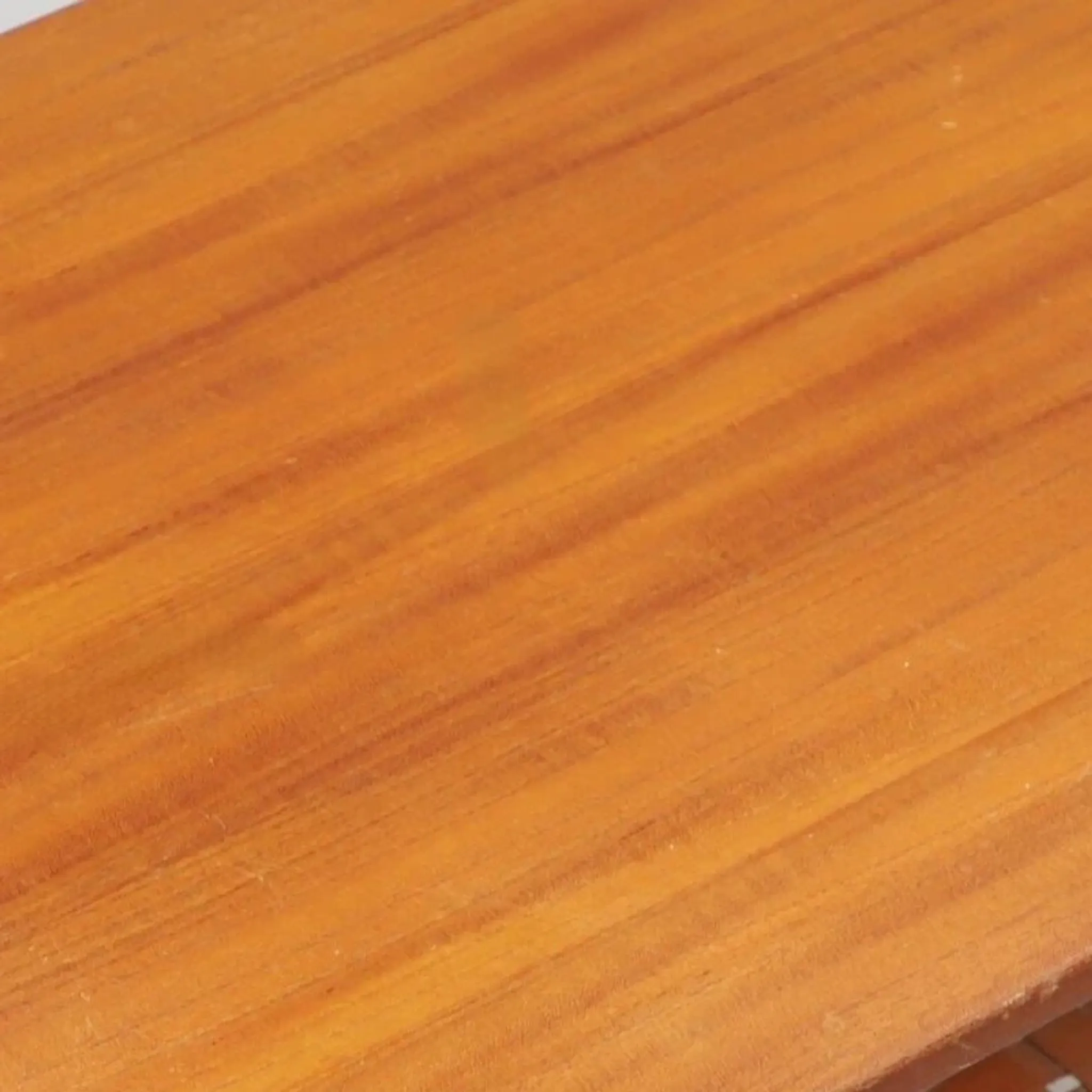 Table basse vintage scandinave en teck avec étagère tressée - années 60