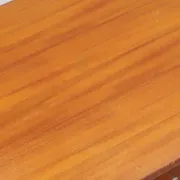 Table basse vintage scandinave en teck avec étagère tressée - années 60