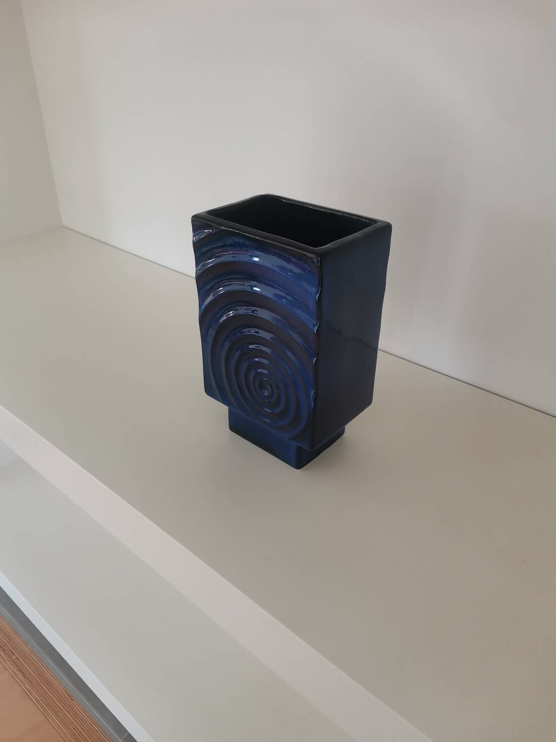 Vase Steuler de Cari Zalloni • 20 cm • Bleu émaillé • Spirale/Tourbillon